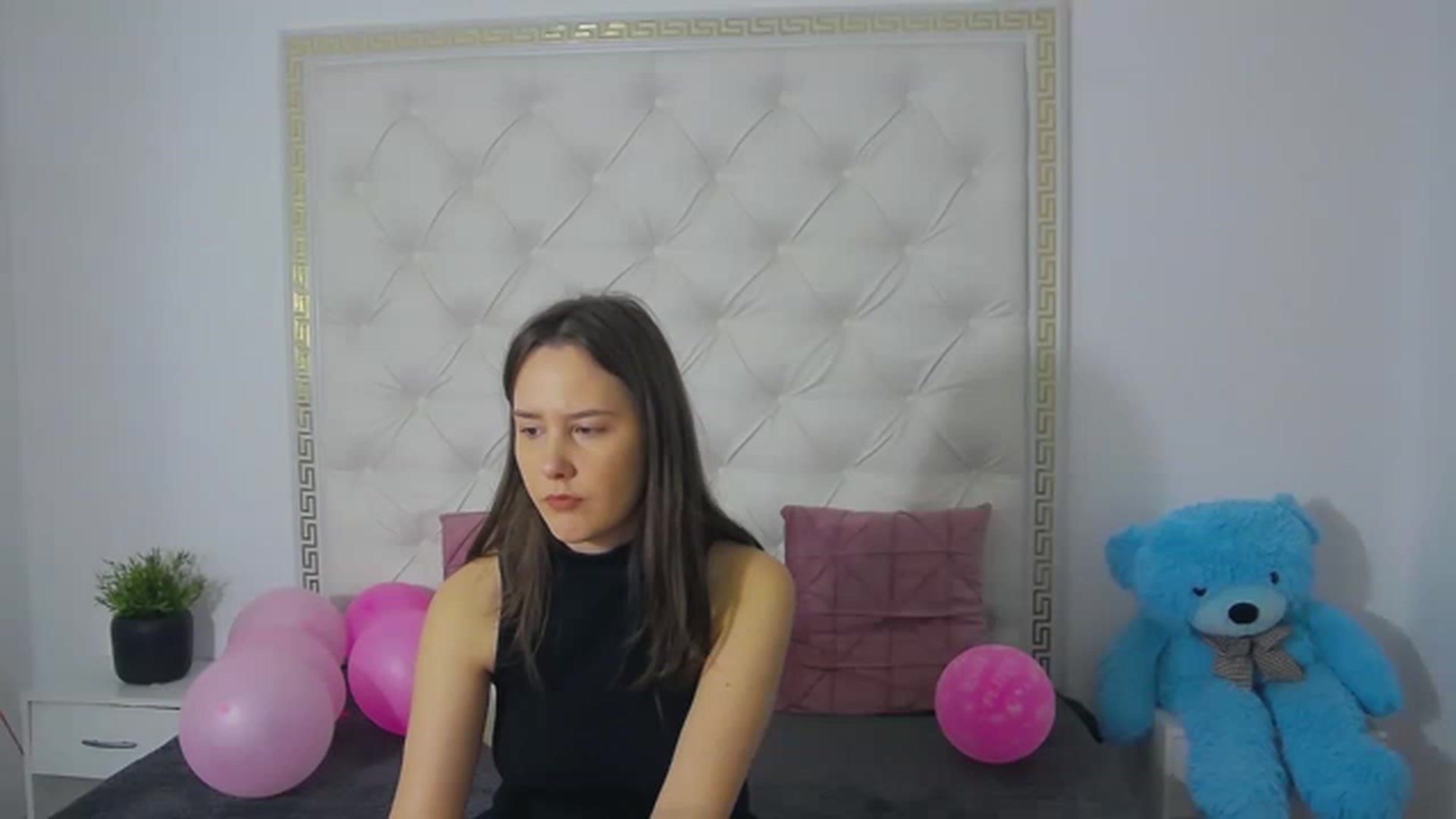 Gallery image thumbnail from Radiance's myfreecams stream on, 03/20/2023, 18:27 image 10 of 20