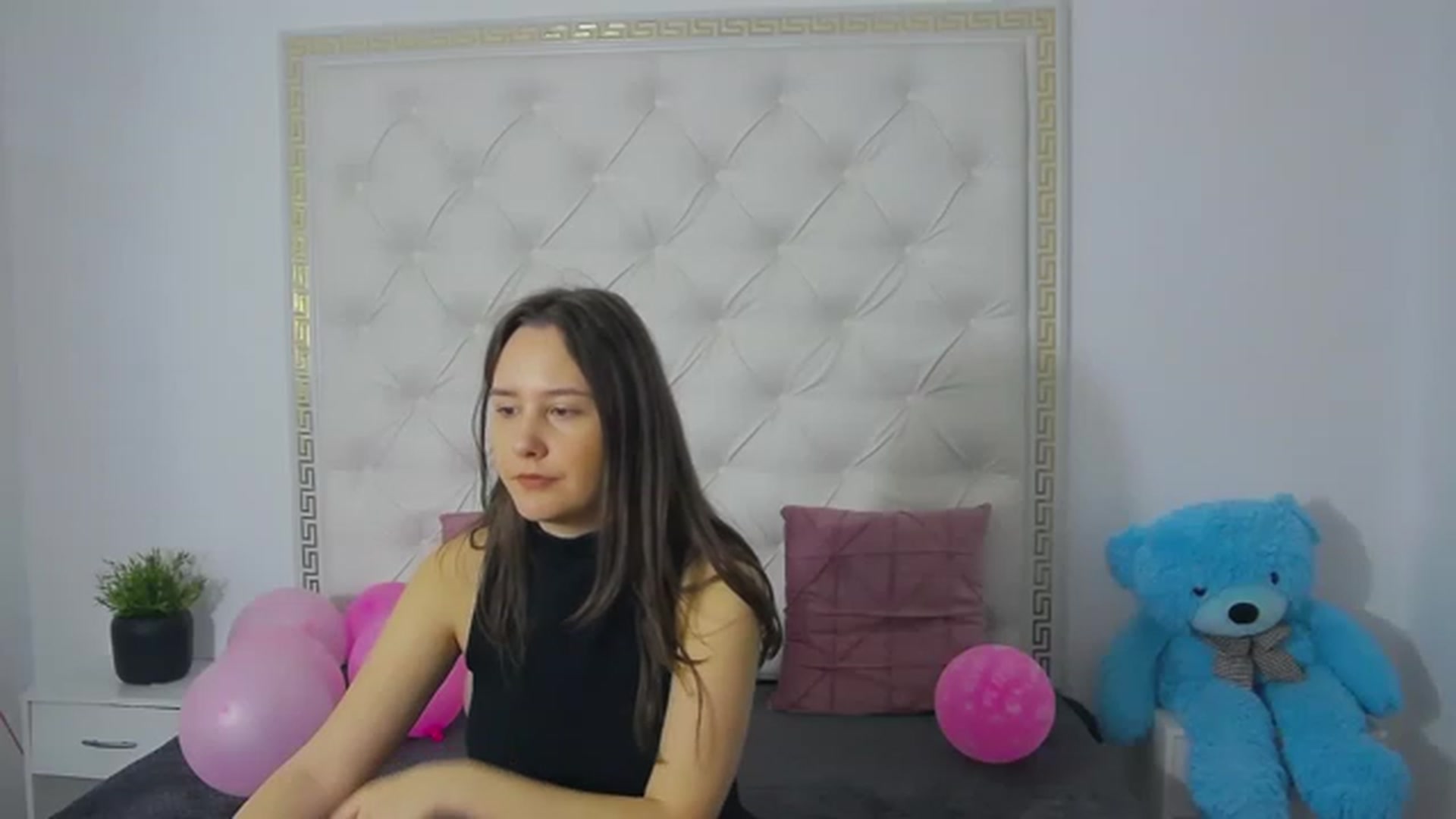 Gallery image thumbnail from Radiance's myfreecams stream on, 03/20/2023, 18:27 image 14 of 20
