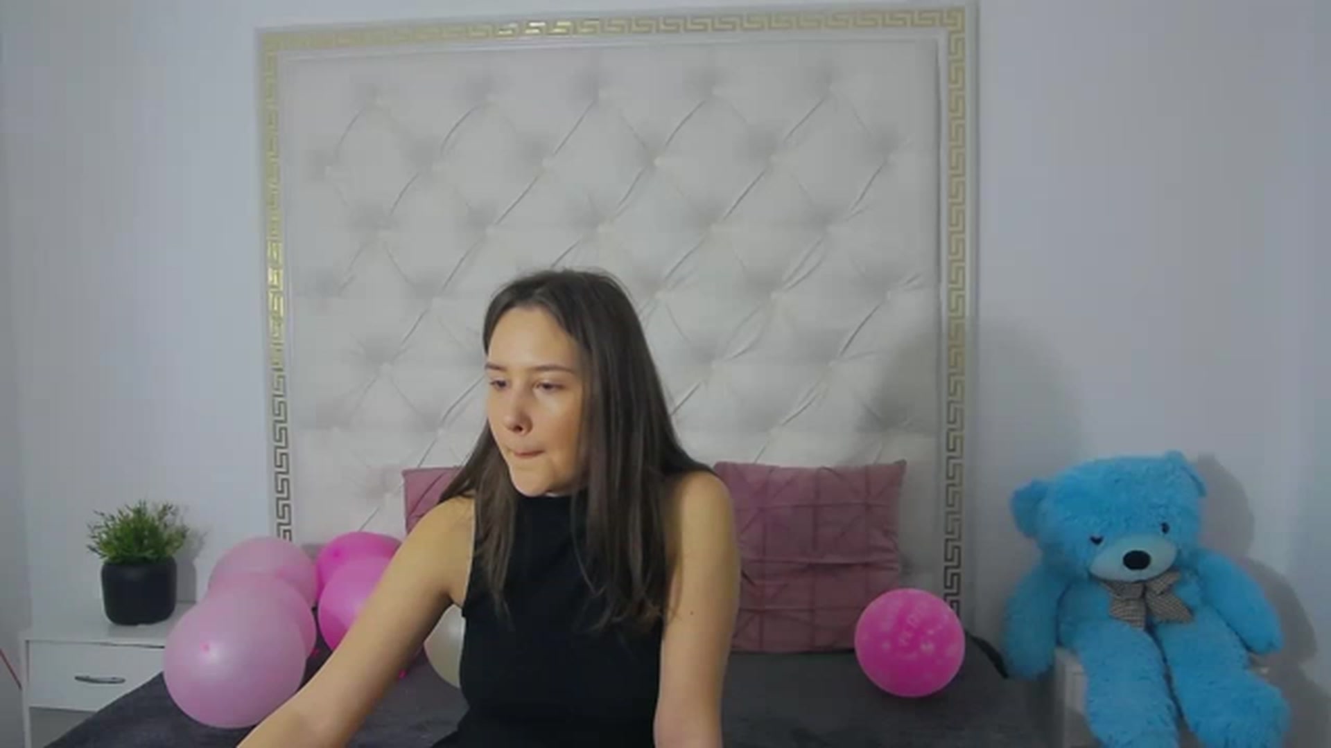 Gallery image thumbnail from Radiance's myfreecams stream on, 03/20/2023, 18:27 image 11 of 20