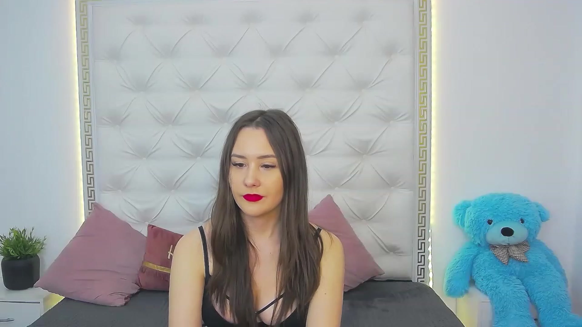 Gallery image thumbnail from Radiance's myfreecams stream on, 03/30/2023, 16:35 image 17 of 20