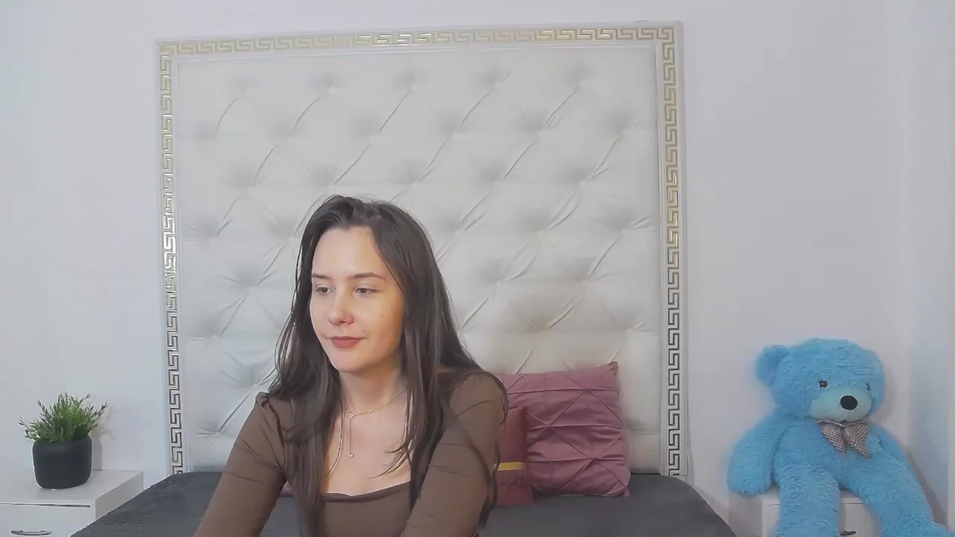 Gallery image thumbnail from Radiance's myfreecams stream on, 04/17/2023, 20:09 image 3 of 20