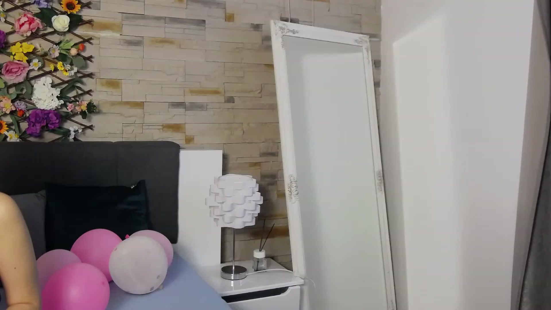 Gallery image thumbnail from Radiance's myfreecams stream on, 04/30/2023, 15:13 image 14 of 20