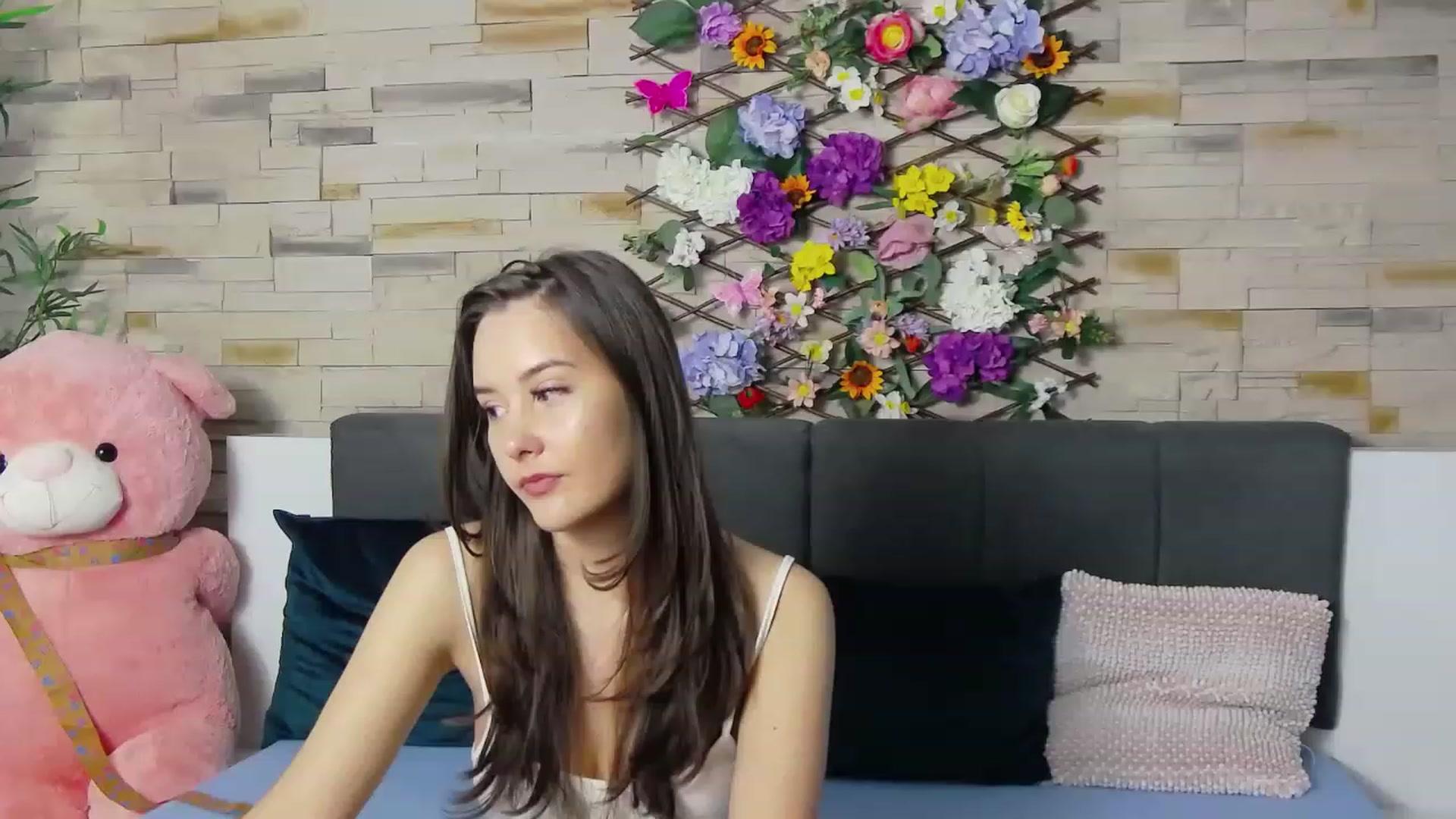 Gallery image thumbnail from Radiance's myfreecams stream on, 05/27/2023, 18:41 image 17 of 20