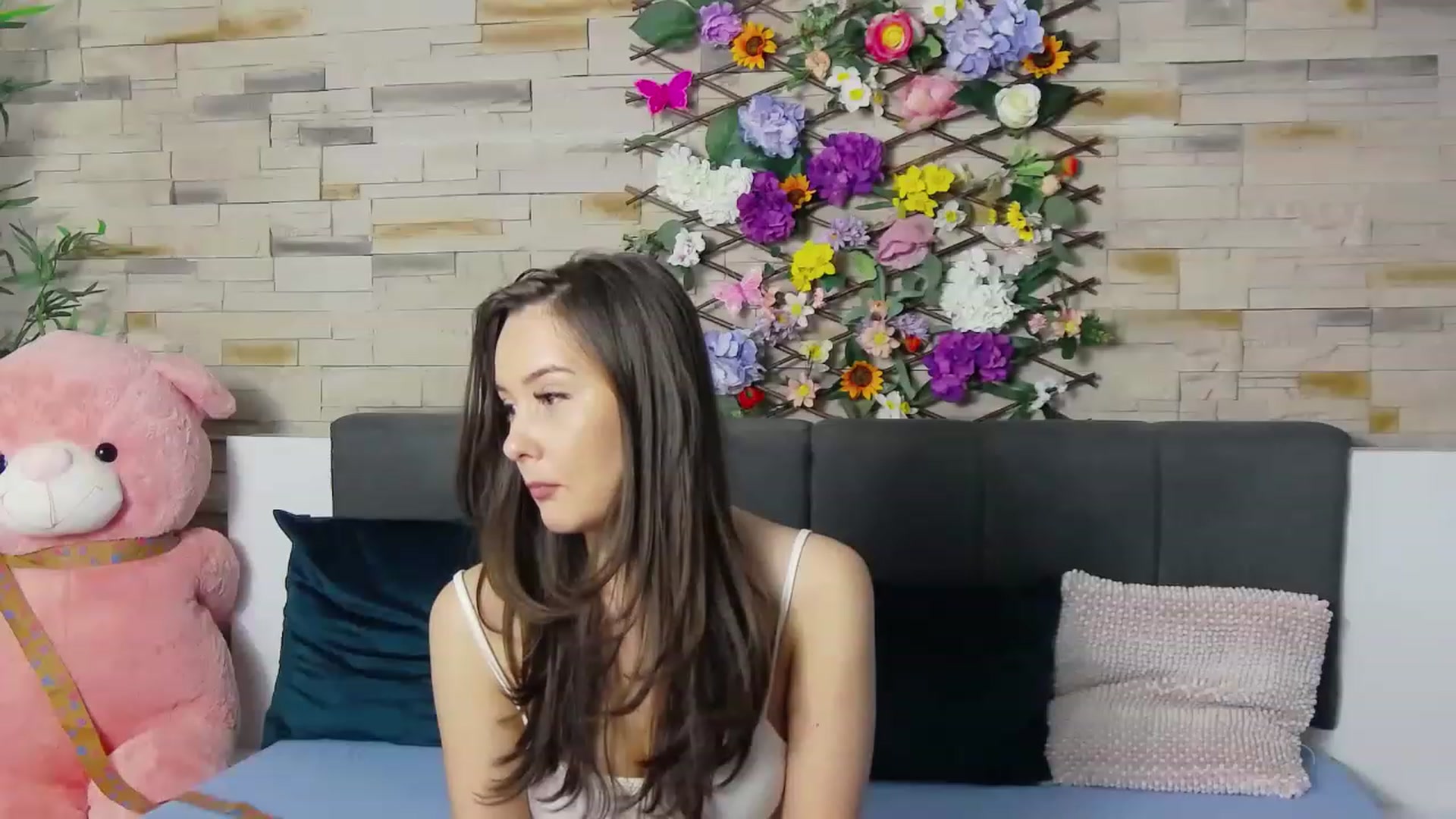 Gallery image thumbnail from Radiance's myfreecams stream on, 05/27/2023, 18:41 image 14 of 20