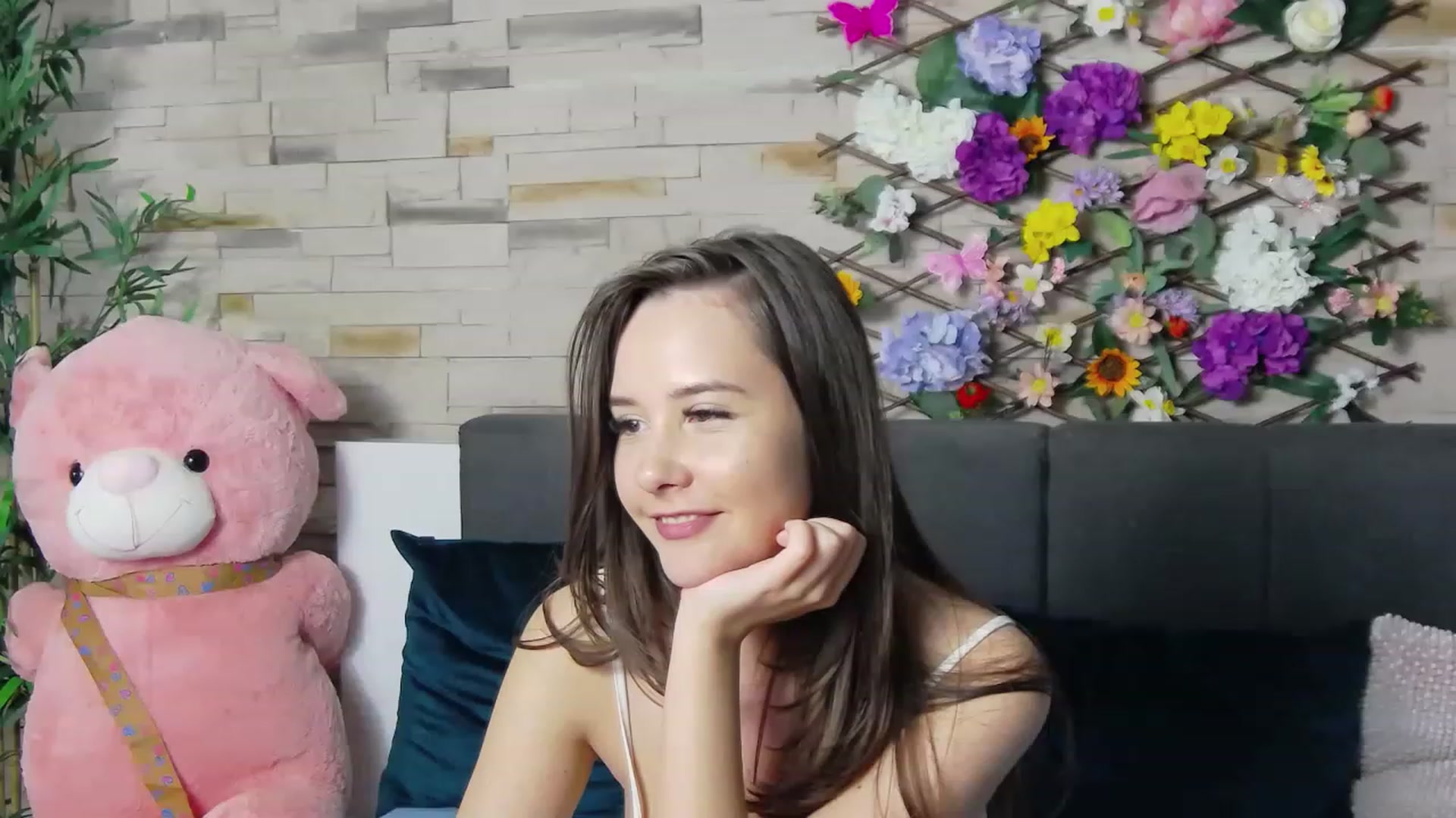 Gallery image thumbnail from Radiance's myfreecams stream on, 05/27/2023, 18:41 image 9 of 20