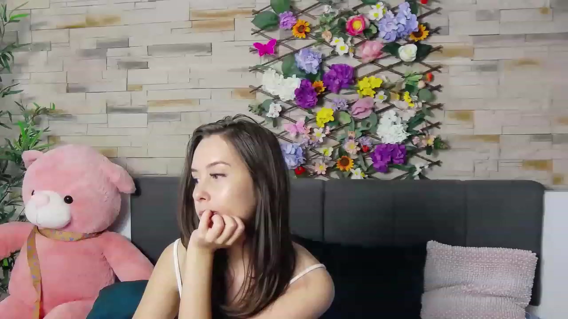 Gallery image thumbnail from Radiance's myfreecams stream on, 05/27/2023, 19:38 image 11 of 20