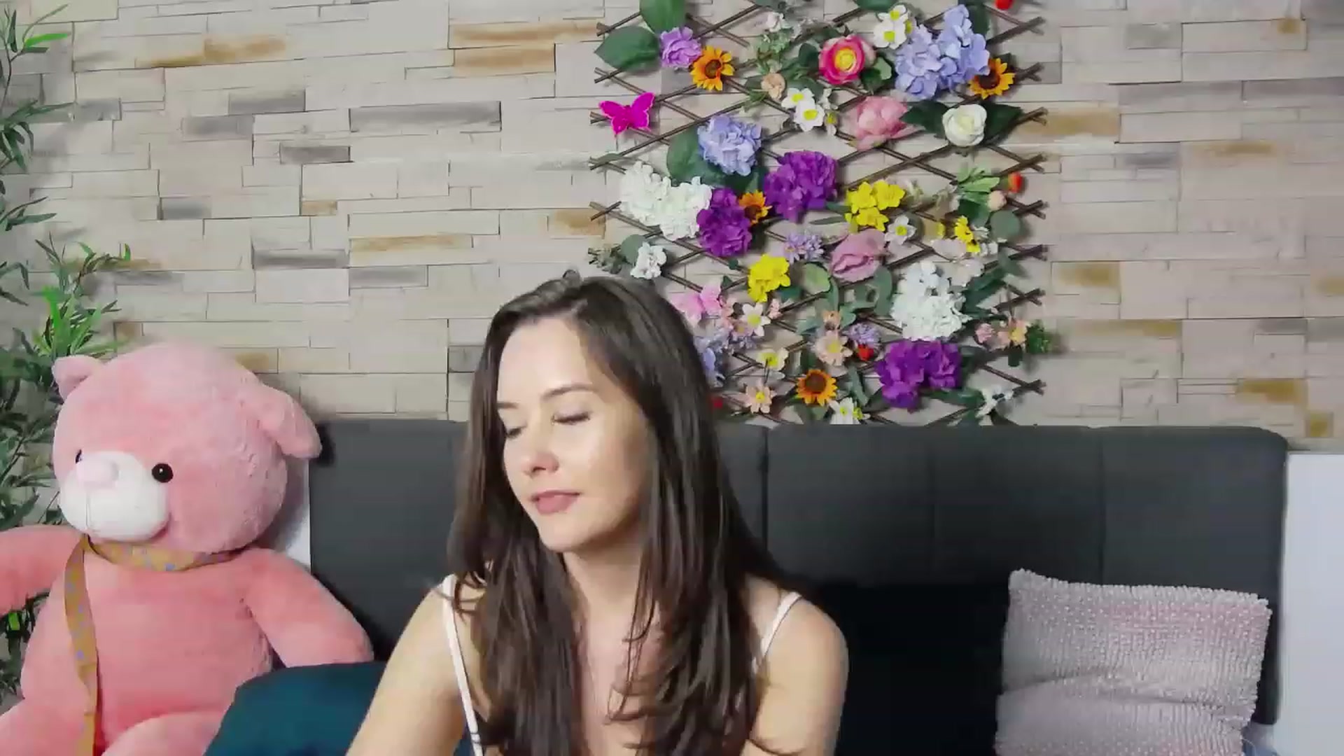 Gallery image thumbnail from Radiance's myfreecams stream on, 05/27/2023, 19:38 image 7 of 20
