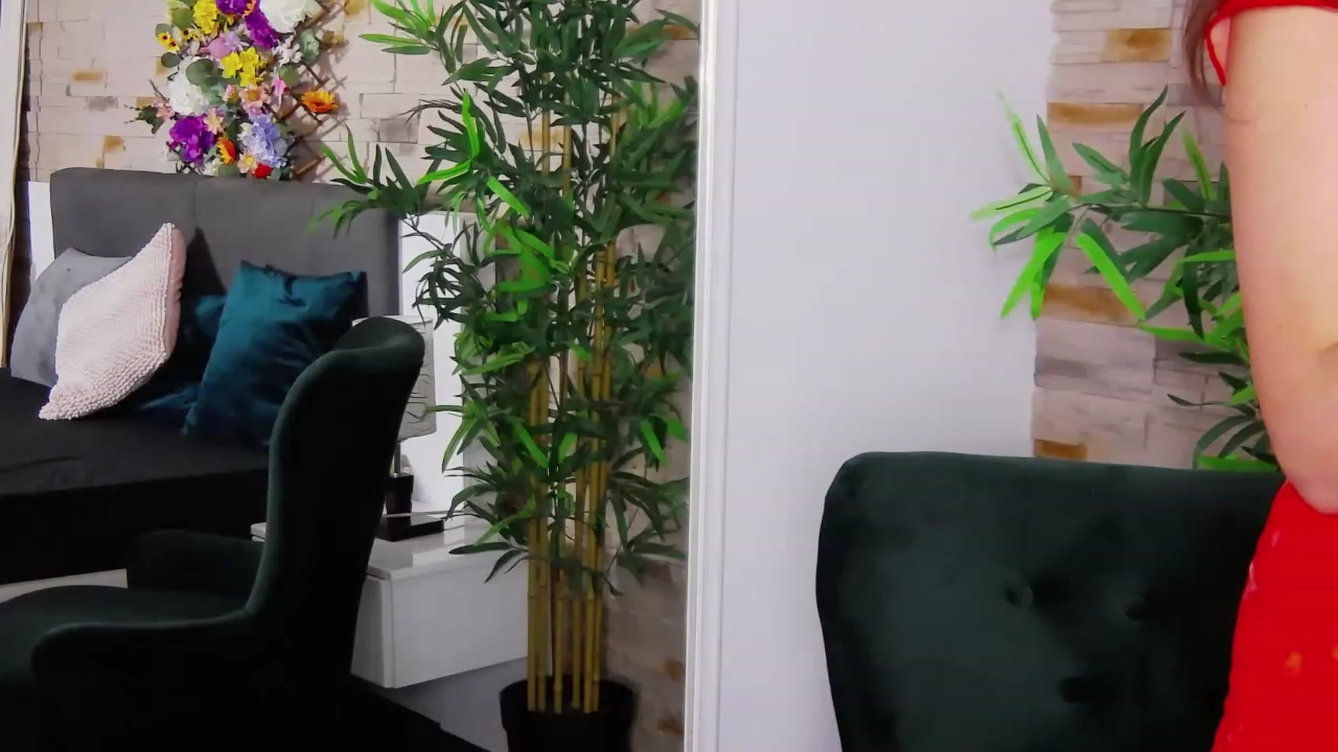 Gallery image thumbnail from Radiance's myfreecams stream on, 06/19/2023, 19:13 image 5 of 20