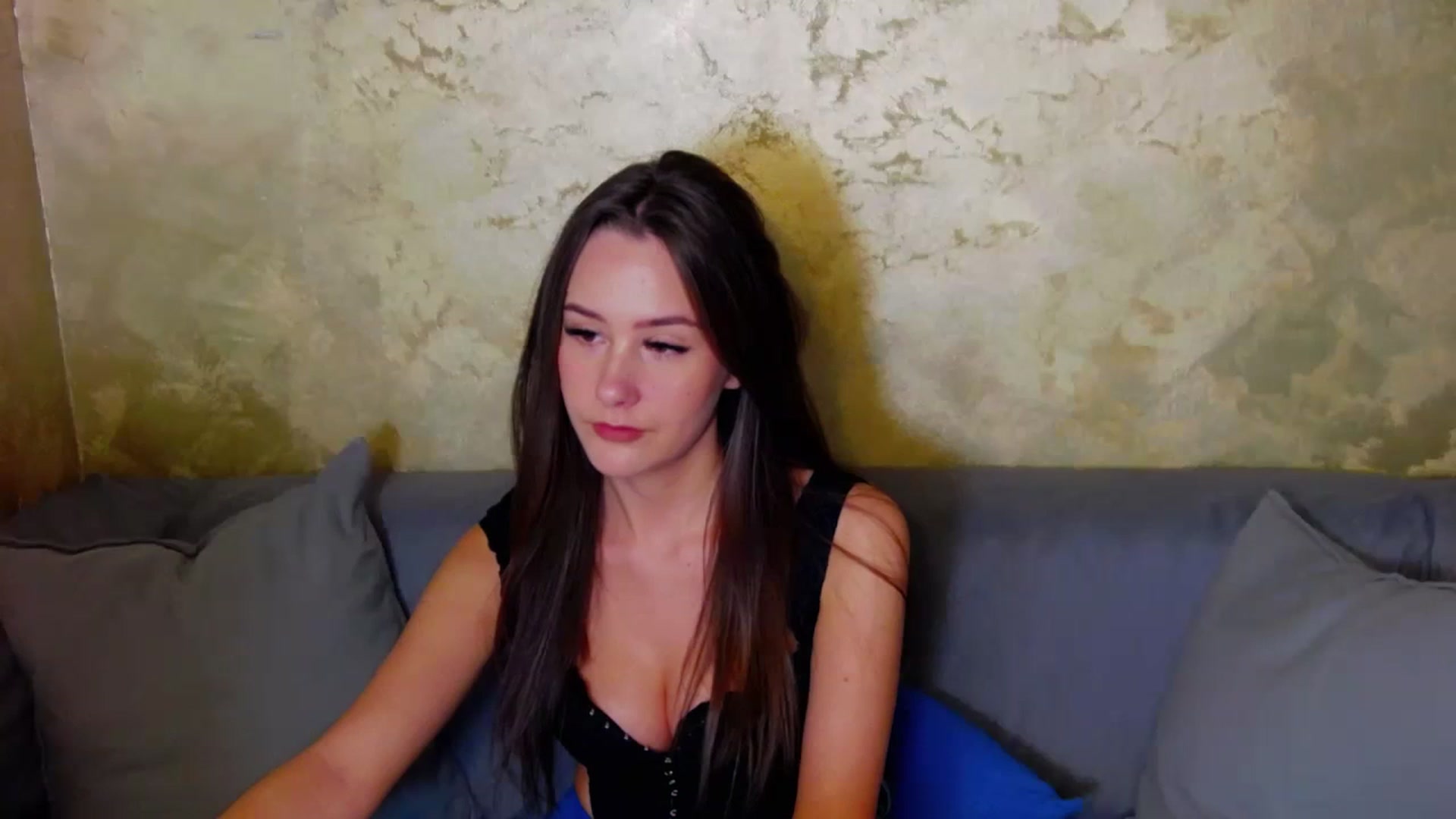 Gallery image thumbnail from Radiance's myfreecams stream on, 12/17/2023, 18:22 image 7 of 20