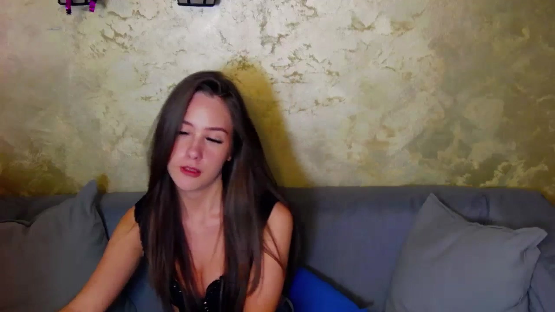Gallery image thumbnail from Radiance's myfreecams stream on, 12/17/2023, 18:22 image 3 of 20