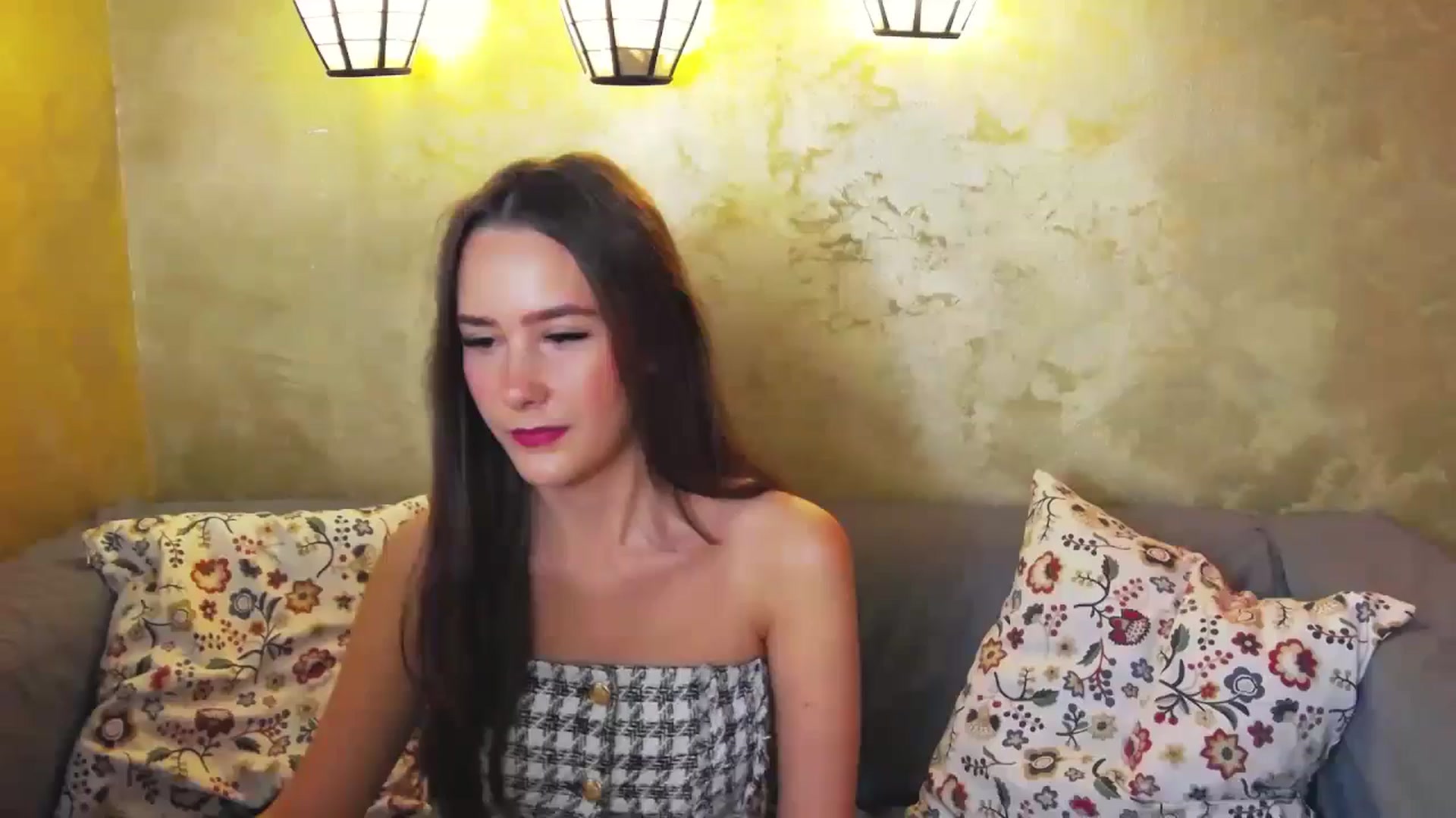 Gallery image thumbnail from Radiance's myfreecams stream on, 05/15/2024, 13:27 image 15 of 20