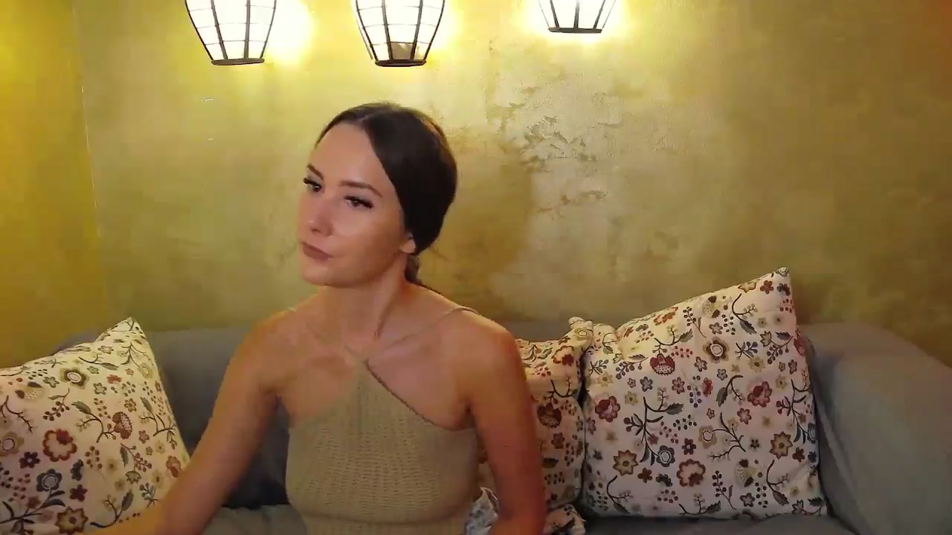 Gallery image thumbnail from Radiance's myfreecams stream on, 08/14/2024, 14:50 image 4 of 20
