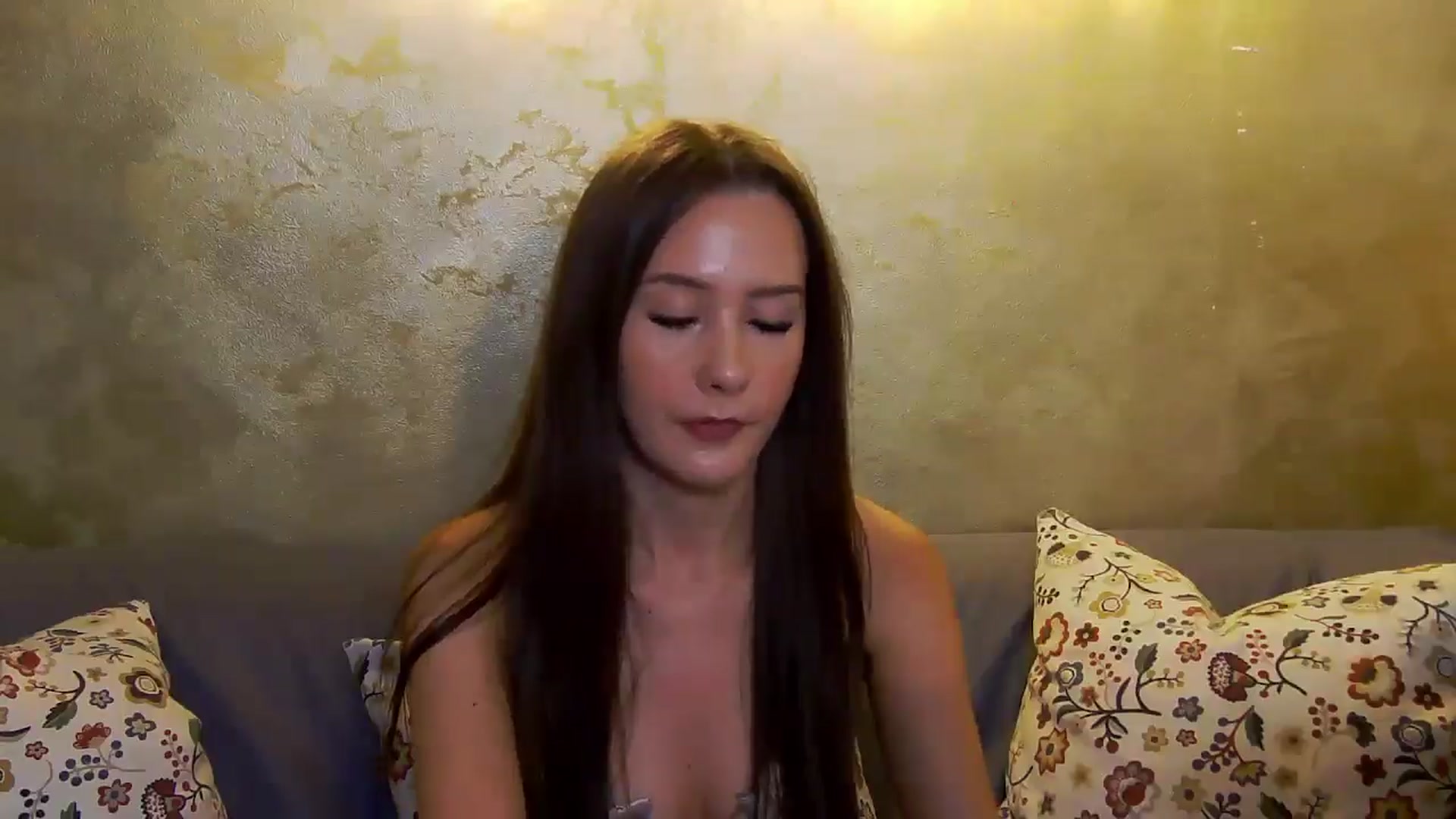 Gallery image thumbnail from Radiance's myfreecams stream on, 11/22/2024, 20:10 image 15 of 20