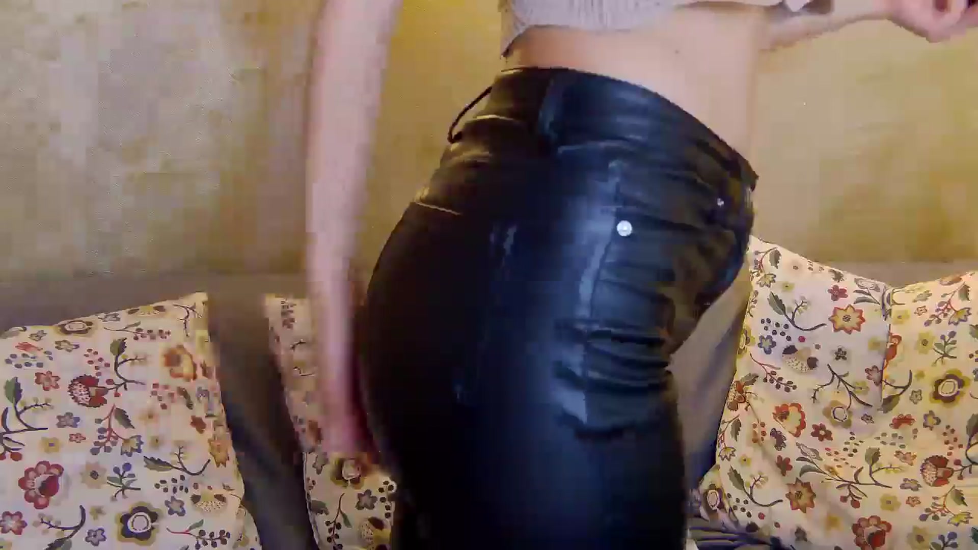 Gallery image thumbnail from Radiance's myfreecams stream on, 01/16/2025, 19:44 image 8 of 20