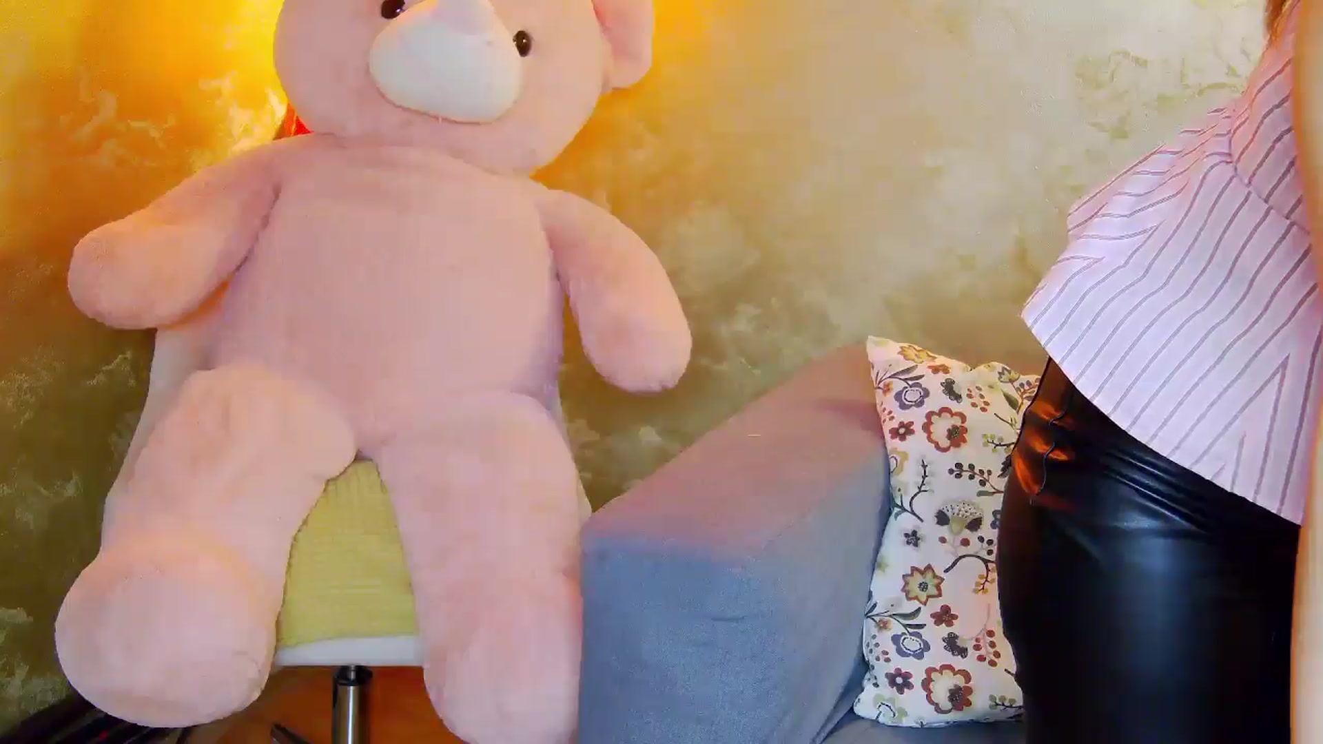 Gallery image thumbnail from Radiance's myfreecams stream on, 04/04/2025, 14:25 image 13 of 20