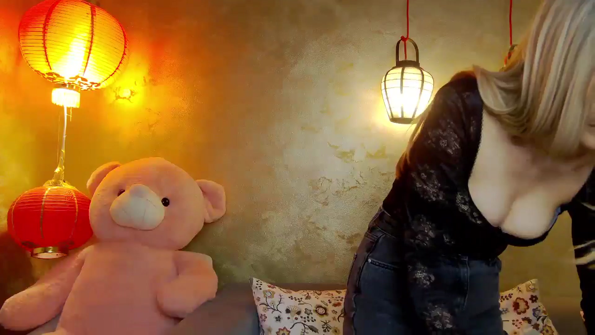 Gallery image thumbnail from Radiance's myfreecams stream on, 04/27/2025, 19:07 image 10 of 20