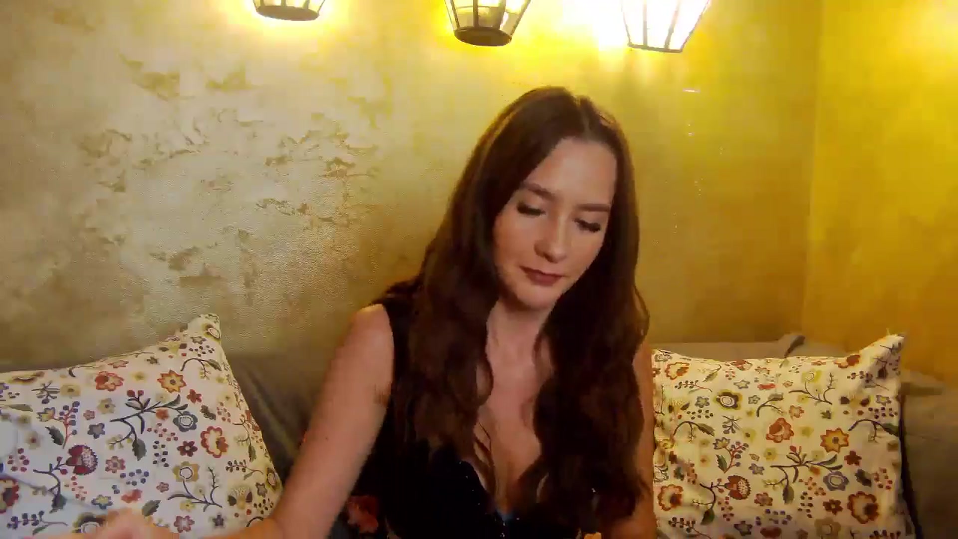 Gallery image thumbnail from Radiance's myfreecams stream on, 06/21/2025, 20:16 image 16 of 20