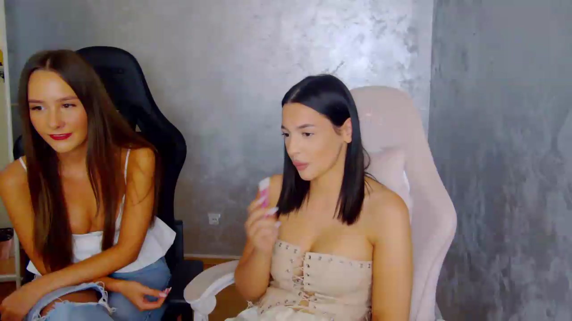 Gallery image thumbnail from Radiance's myfreecams stream on, 08/13/2026, 19:06 image 5 of 20