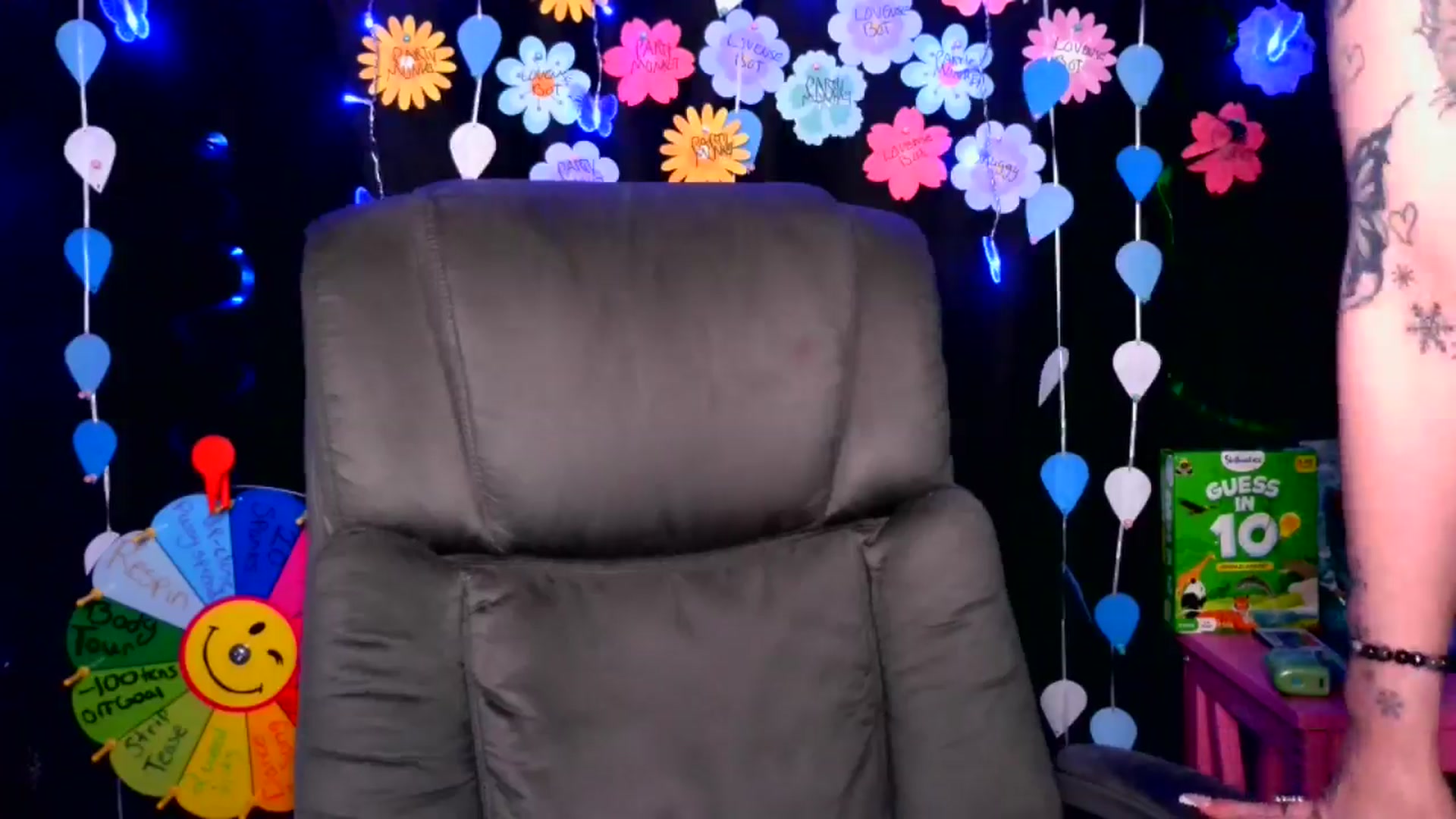 Gallery image thumbnail from RainStormin's myfreecams stream on, 05/14/2025, 07:34 image 4 of 20