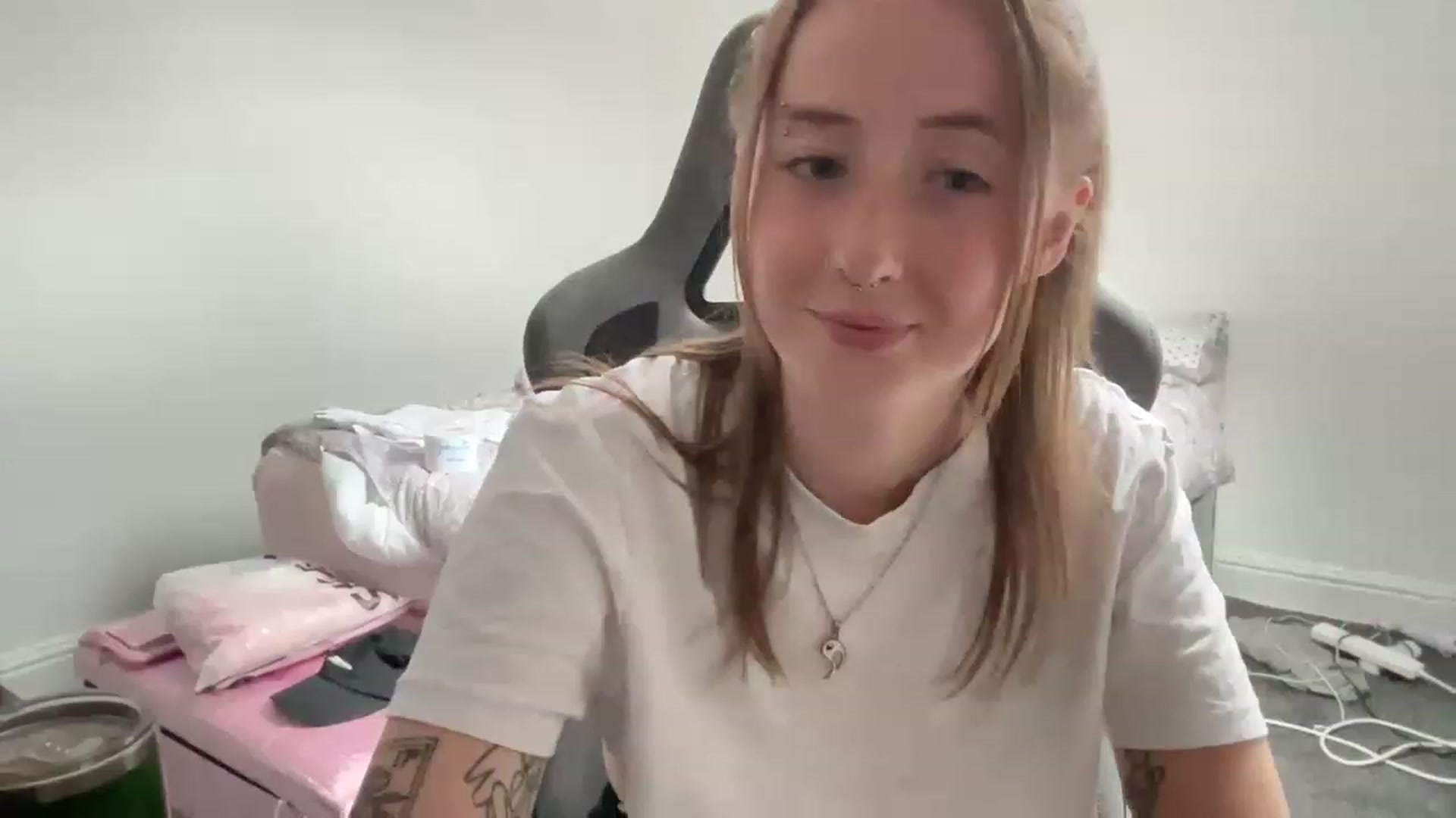 Gallery image thumbnail from Rainangel2's myfreecams stream on, 06/28/2023, 12:38 image 1 of 20