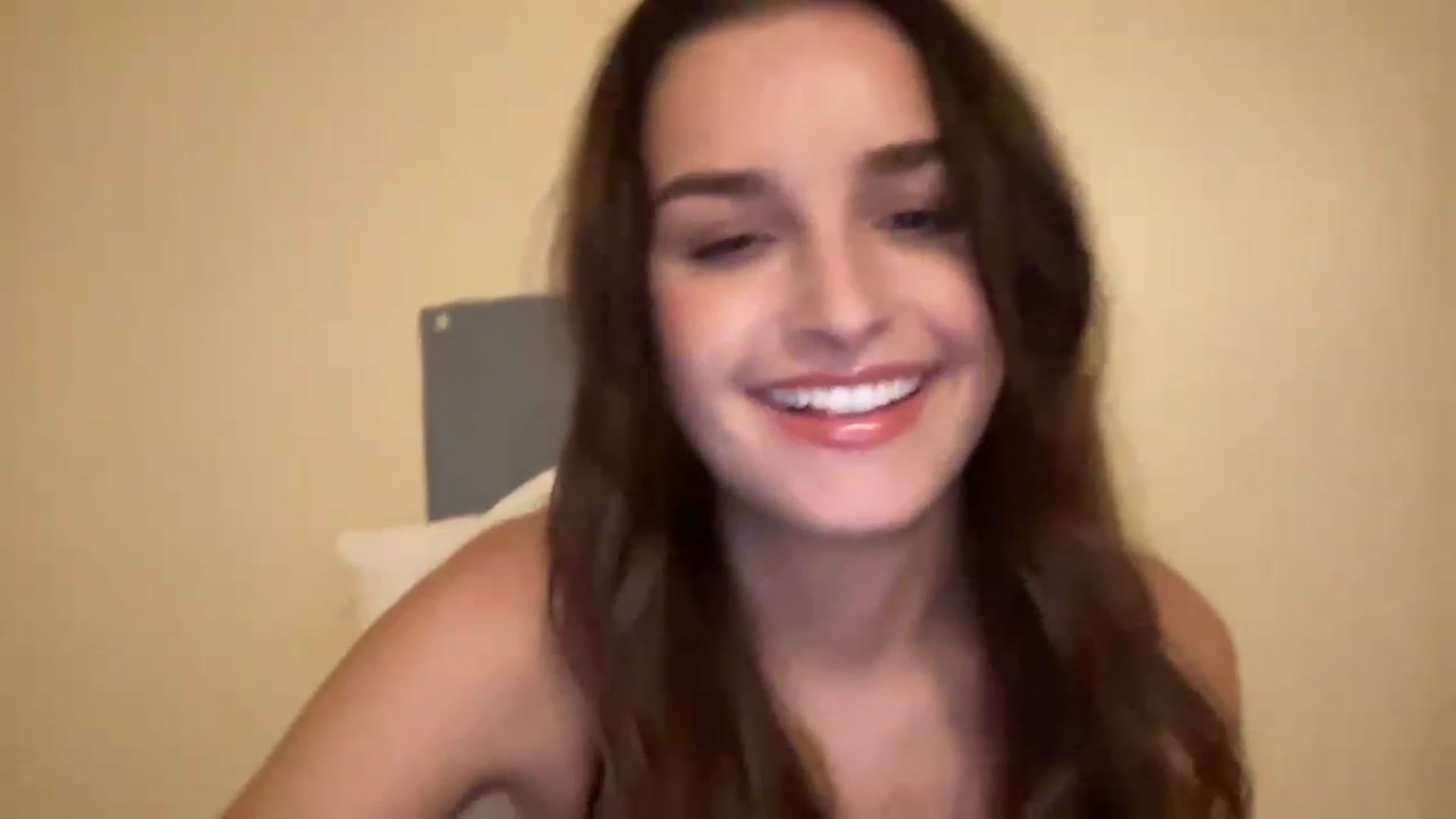 Gallery image thumbnail from RainyMae's myfreecams stream on, 12/06/2022, 24:37 image 15 of 20