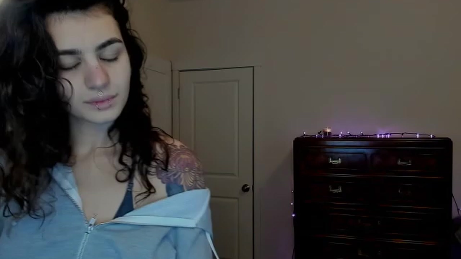 Gallery image thumbnail from RamonaVixen's myfreecams stream on, 12/01/2023, 15:52 image 6 of 20