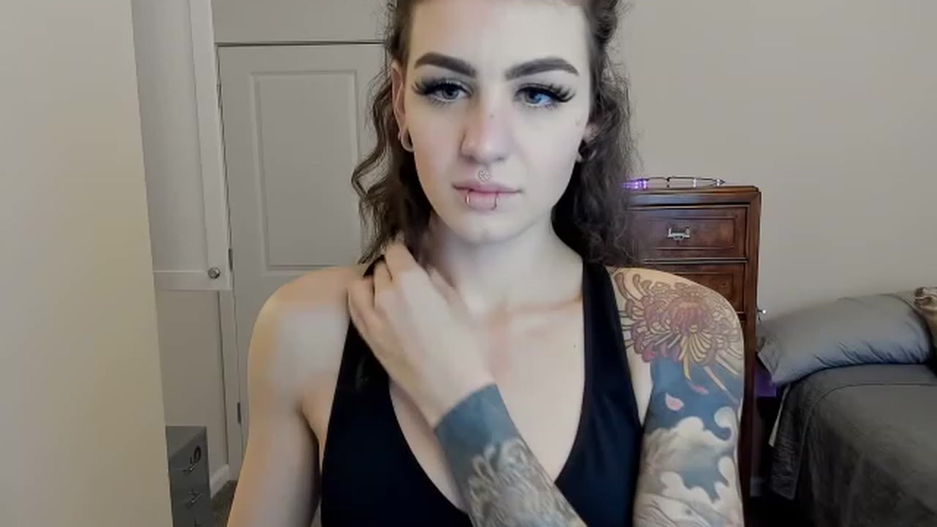 Gallery image thumbnail from RamonaVixen's myfreecams stream on, 12/01/2023, 20:16 image 18 of 20