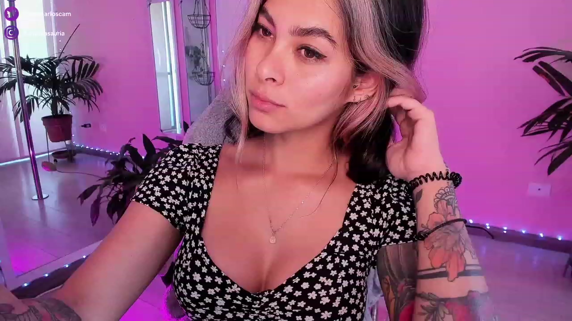 Gallery image thumbnail from Ramonarios's myfreecams stream on, 12/19/2022, 19:37 image 1 of 20
