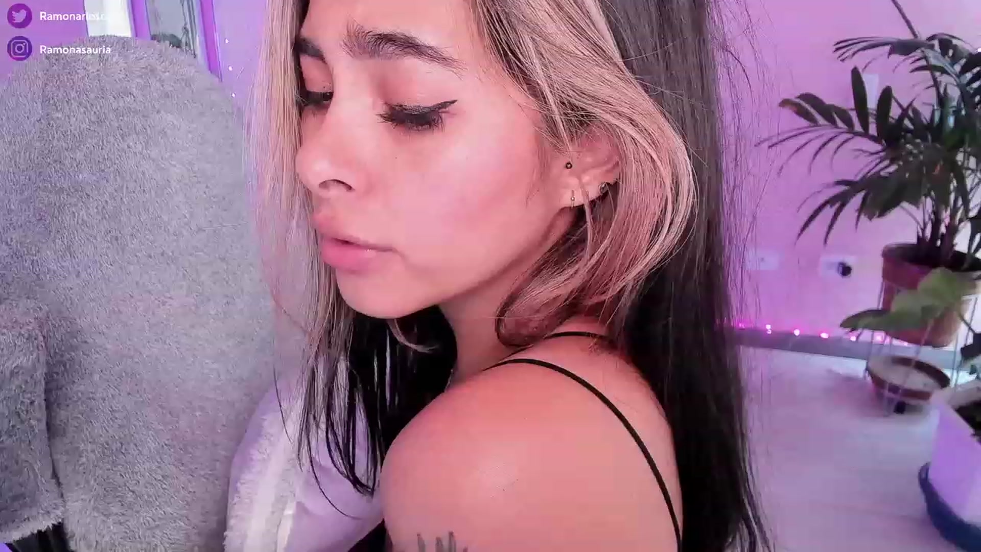 Gallery image thumbnail from Ramonarios's myfreecams stream on, 12/26/2022, 19:16 image 6 of 20