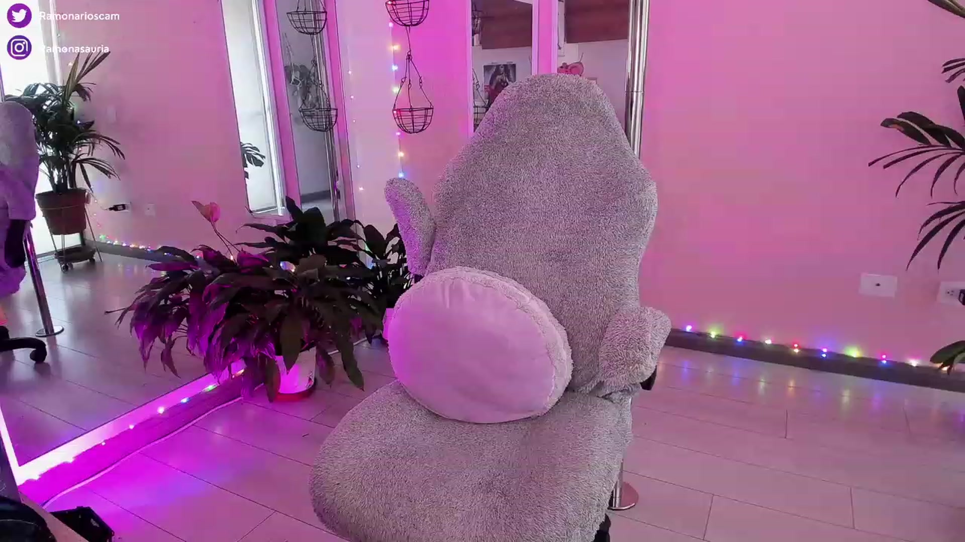 Gallery image thumbnail from Ramonarios's myfreecams stream on, 12/30/2022, 19:20 image 3 of 20