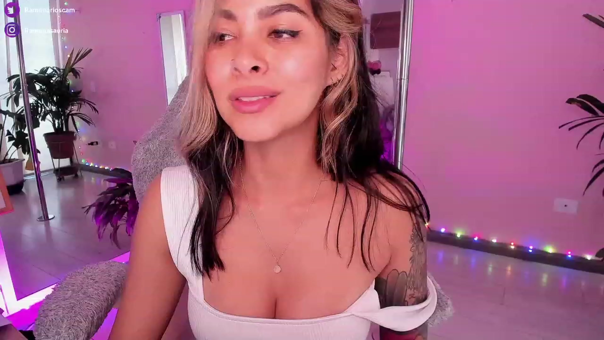 Gallery image thumbnail from Ramonarios's myfreecams stream on, 12/30/2022, 21:10 image 8 of 20