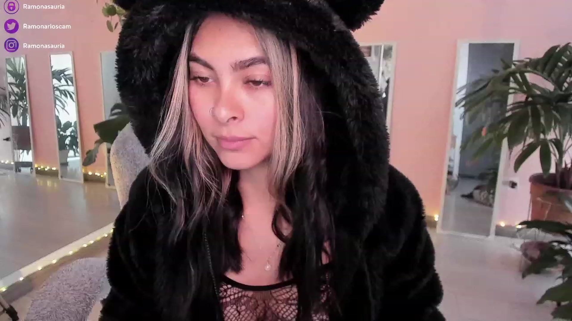 Gallery image thumbnail from Ramonarios's myfreecams stream on, 01/03/2023, 19:52 image 4 of 20