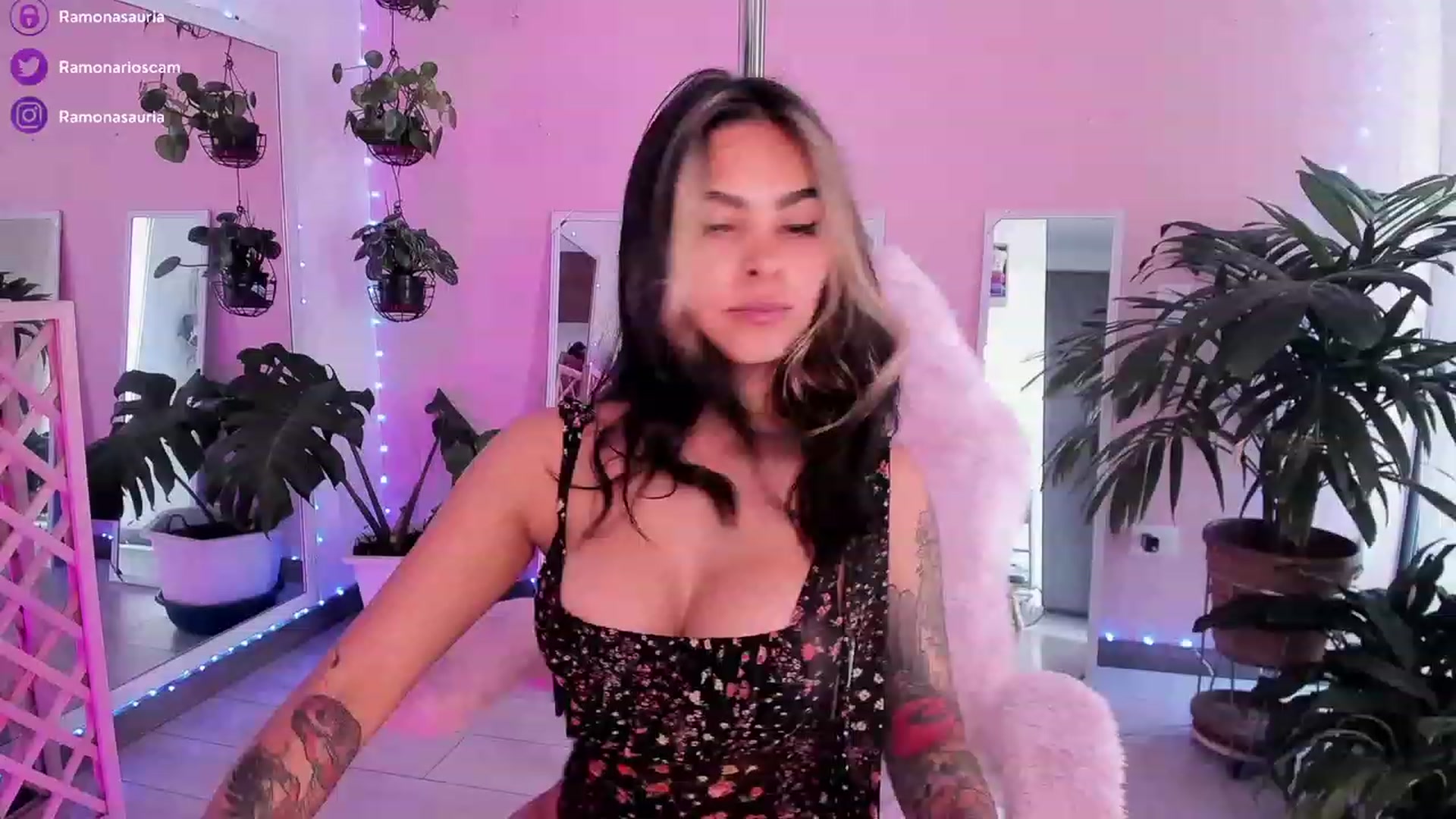 Gallery image thumbnail from Ramonarios's myfreecams stream on, 01/25/2023, 18:09 image 7 of 20