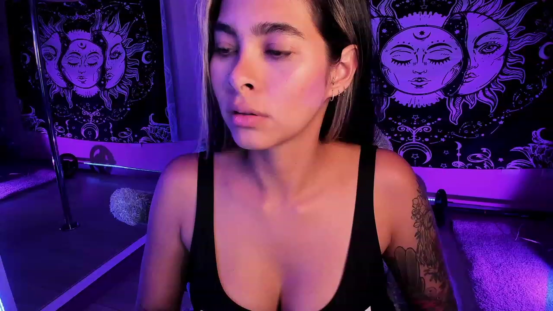 Gallery image thumbnail from Ramonarios's myfreecams stream on, 04/09/2023, 01:19 image 4 of 20