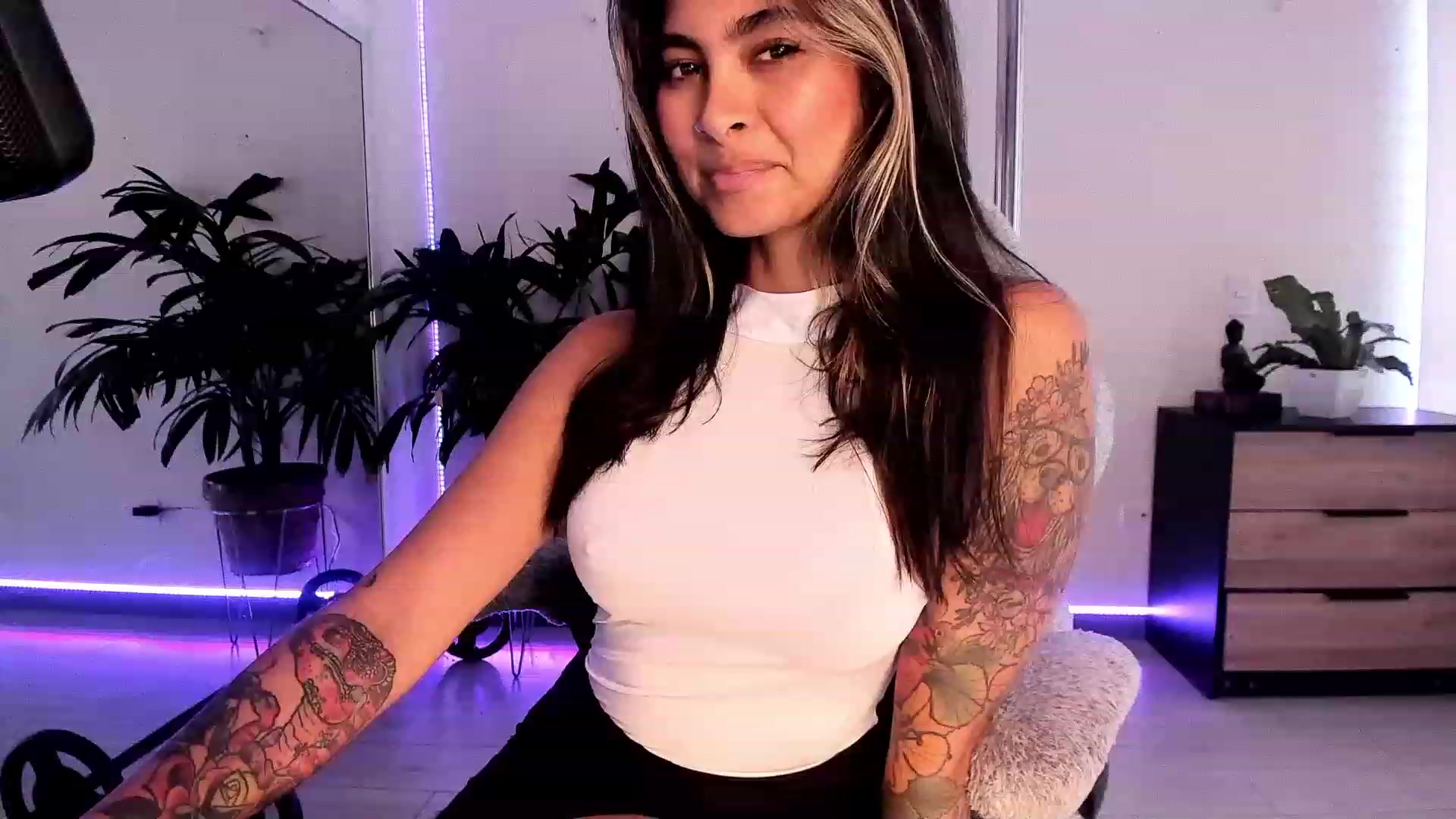Gallery image thumbnail from Ramonarios's myfreecams stream on, 05/26/2023, 22:14 image 6 of 20