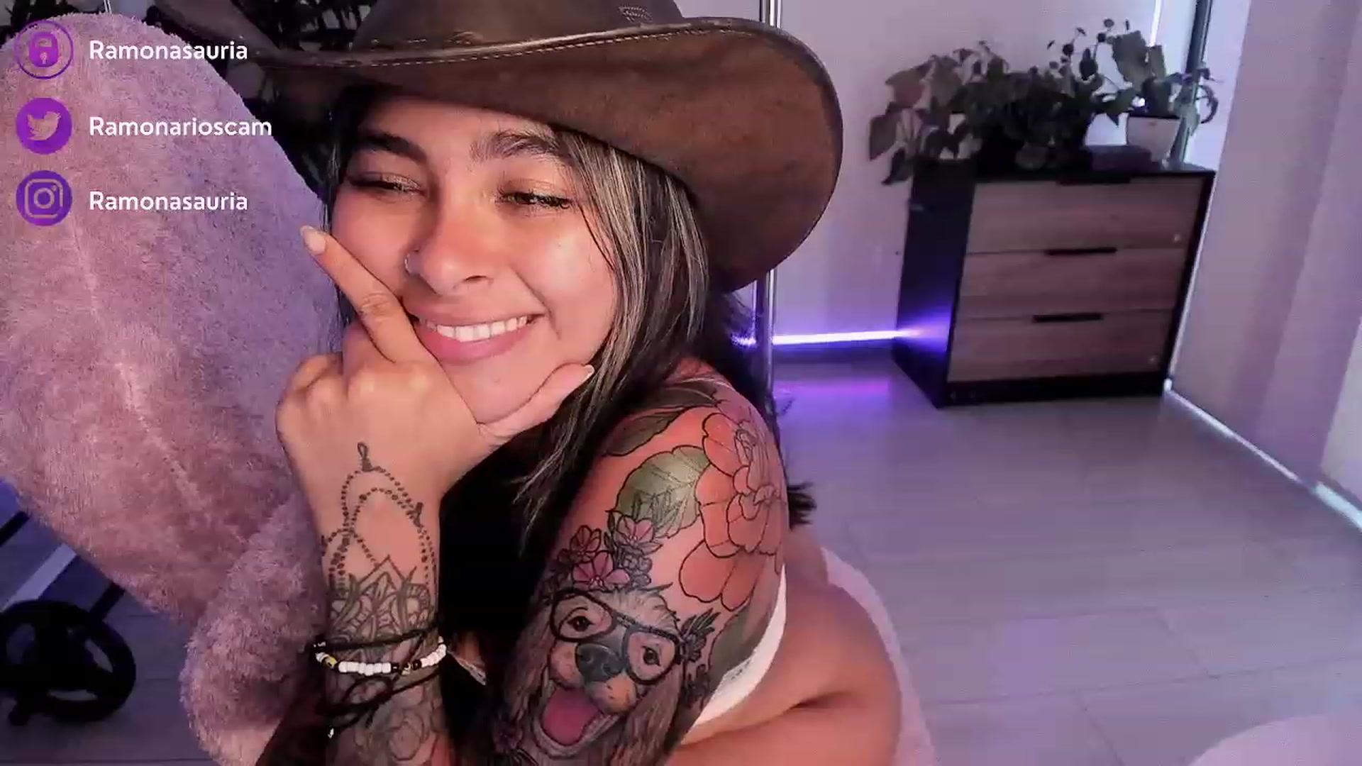 Gallery image thumbnail from Ramonarios's myfreecams stream on, 05/31/2023, 19:48 image 18 of 20
