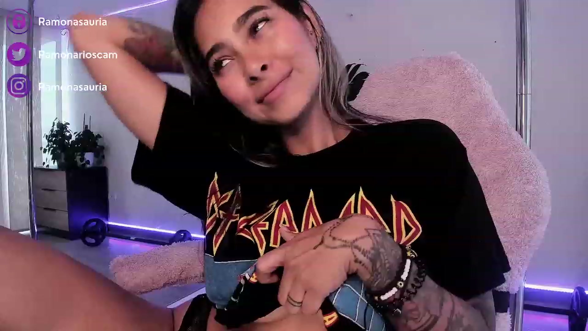 Gallery image thumbnail from Ramonarios's myfreecams stream on, 06/05/2023, 21:27 image 12 of 20