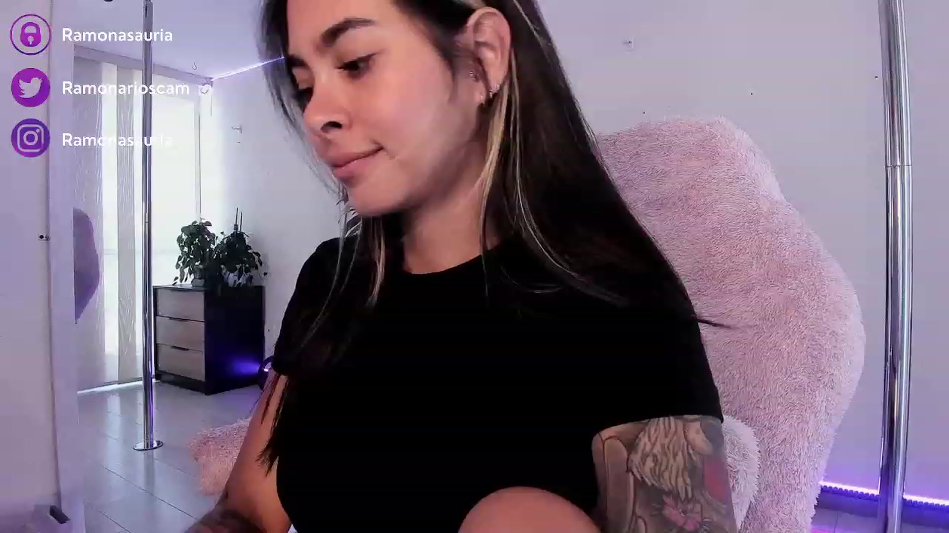 Gallery image thumbnail from Ramonarios's myfreecams stream on, 06/19/2023, 18:01 image 6 of 20