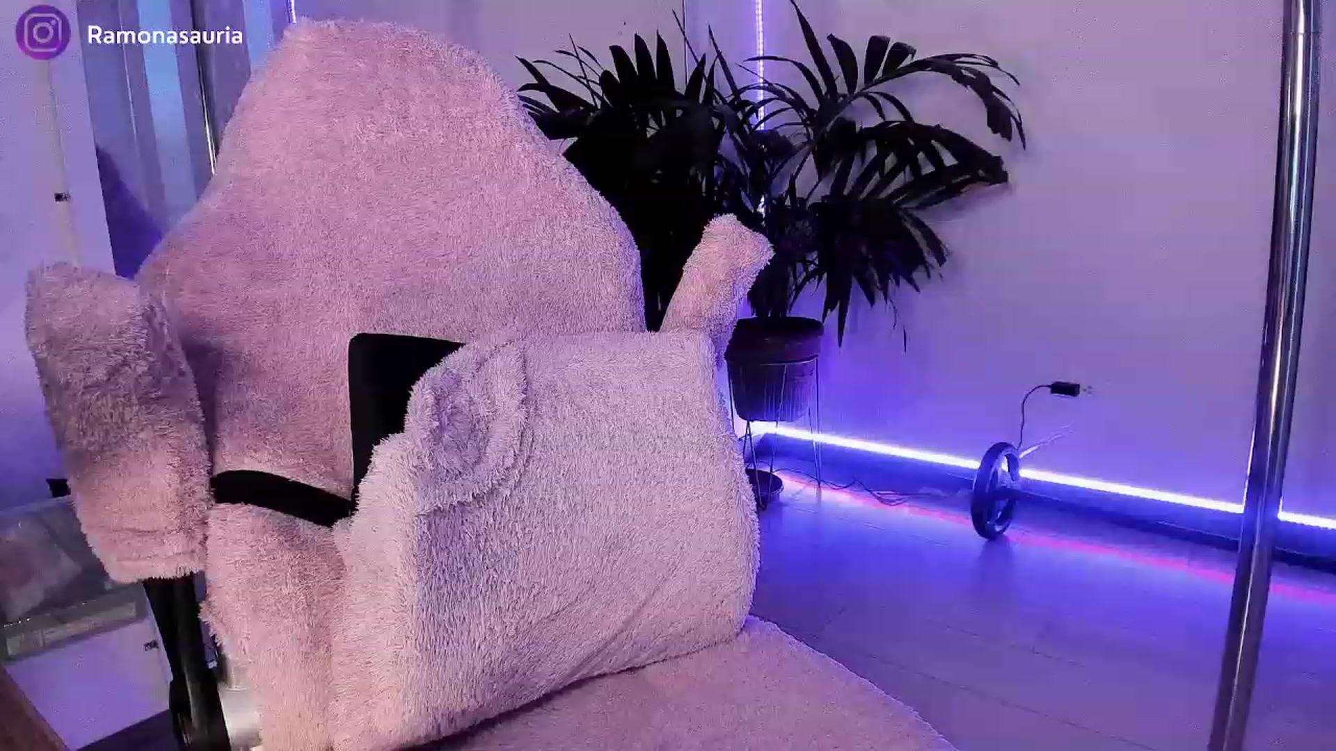 Gallery image thumbnail from Ramonarios's myfreecams stream on, 06/21/2023, 23:35 image 17 of 20