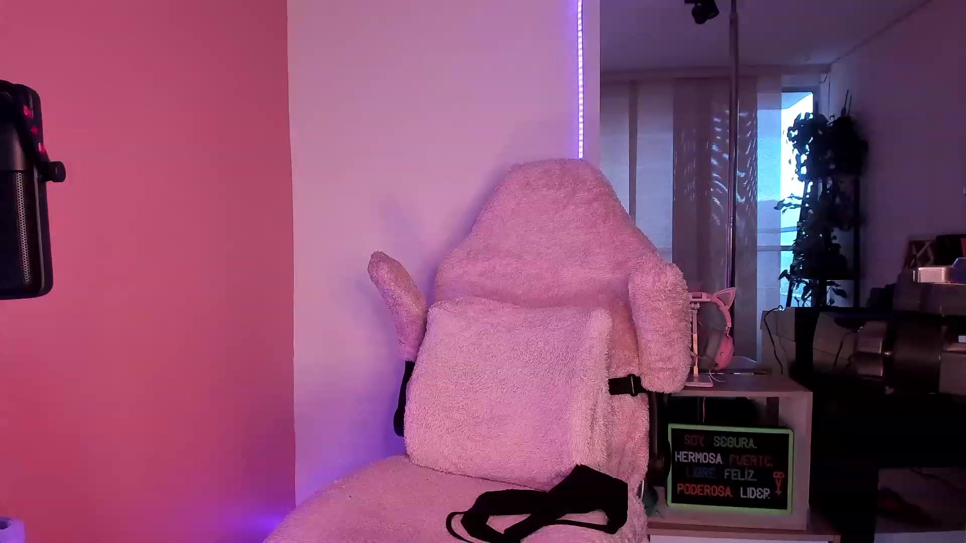 Gallery image thumbnail from Ramonarios's myfreecams stream on, 07/05/2023, 20:56 image 18 of 20