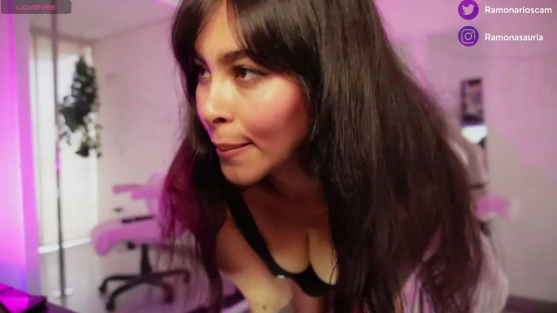 Gallery image thumbnail from Ramonarios's myfreecams stream on, 12/10/2023, 17:11 image 10 of 20