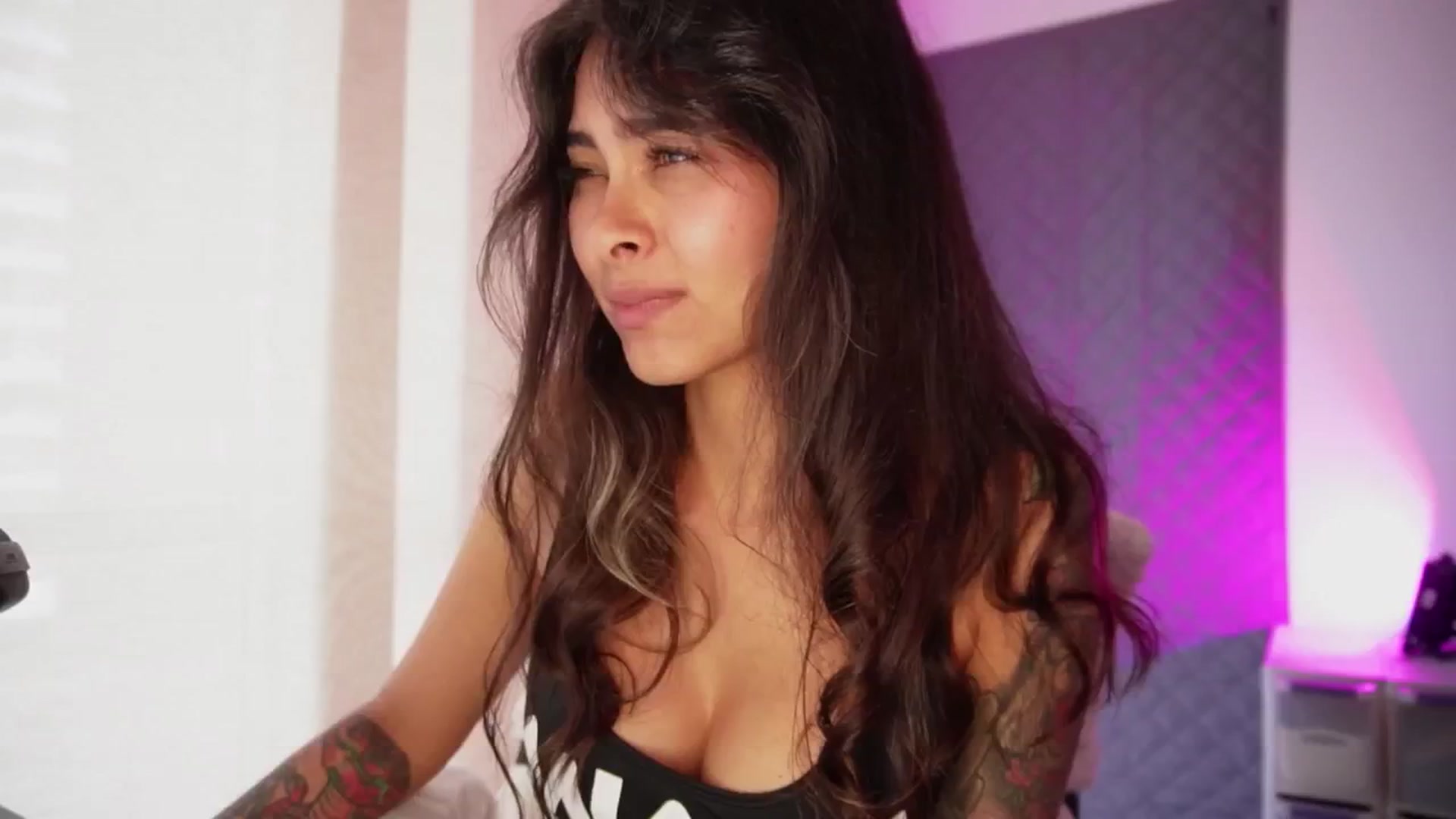 Gallery image thumbnail from Ramonarios's myfreecams stream on, 04/29/2024, 19:12 image 17 of 20