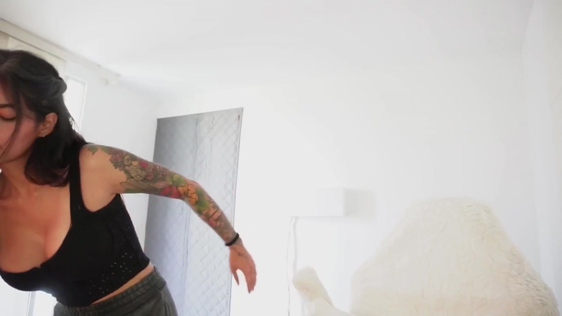 Gallery image thumbnail from Ramonarios's myfreecams stream on, 12/05/2024, 18:34 image 3 of 20