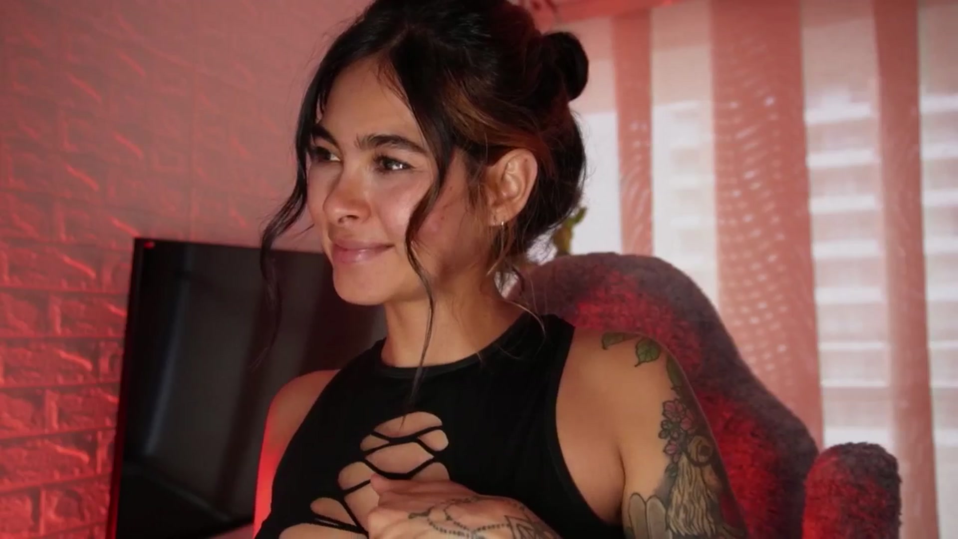 Gallery image thumbnail from Ramonarios's myfreecams stream on, 04/03/2025, 18:00 image 17 of 20