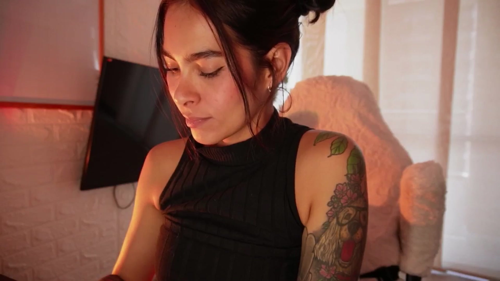 Gallery image thumbnail from Ramonarios's myfreecams stream on, 08/12/2025, 19:37 image 6 of 20