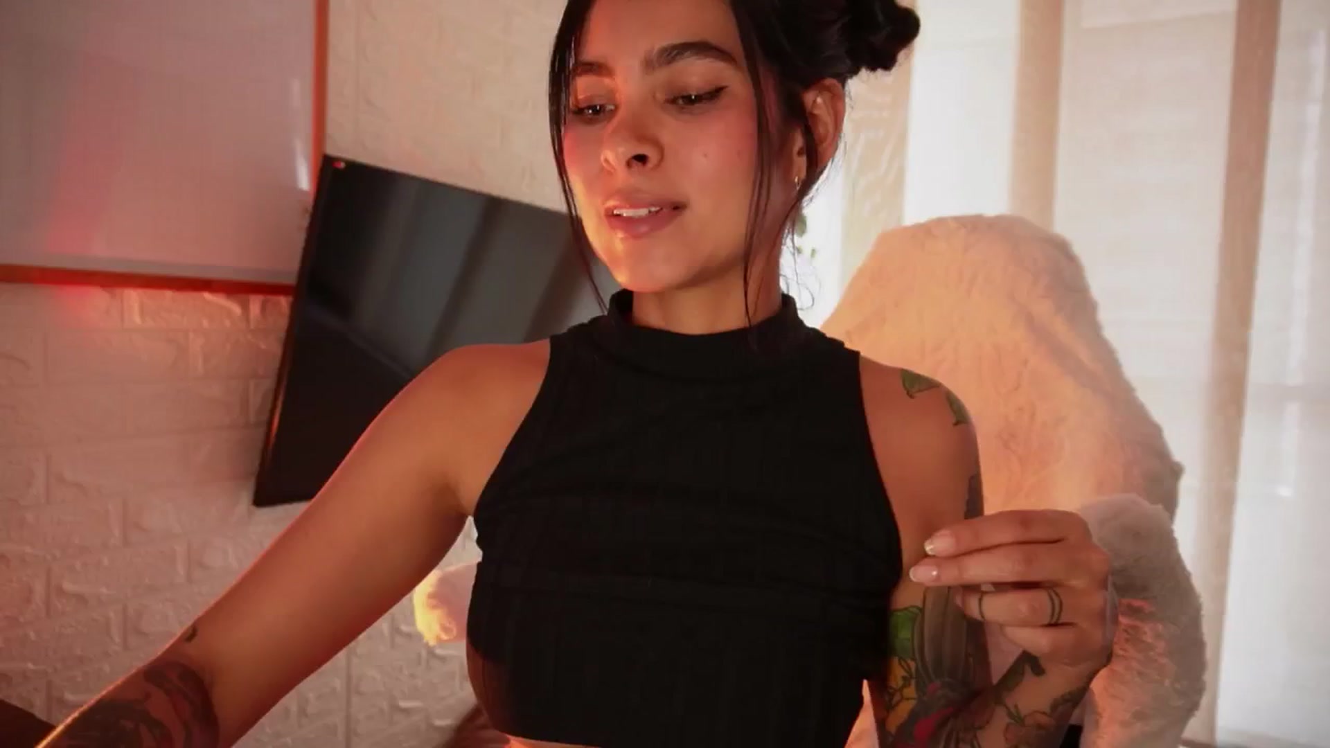 Gallery image thumbnail from Ramonarios's myfreecams stream on, 08/12/2025, 19:37 image 3 of 20