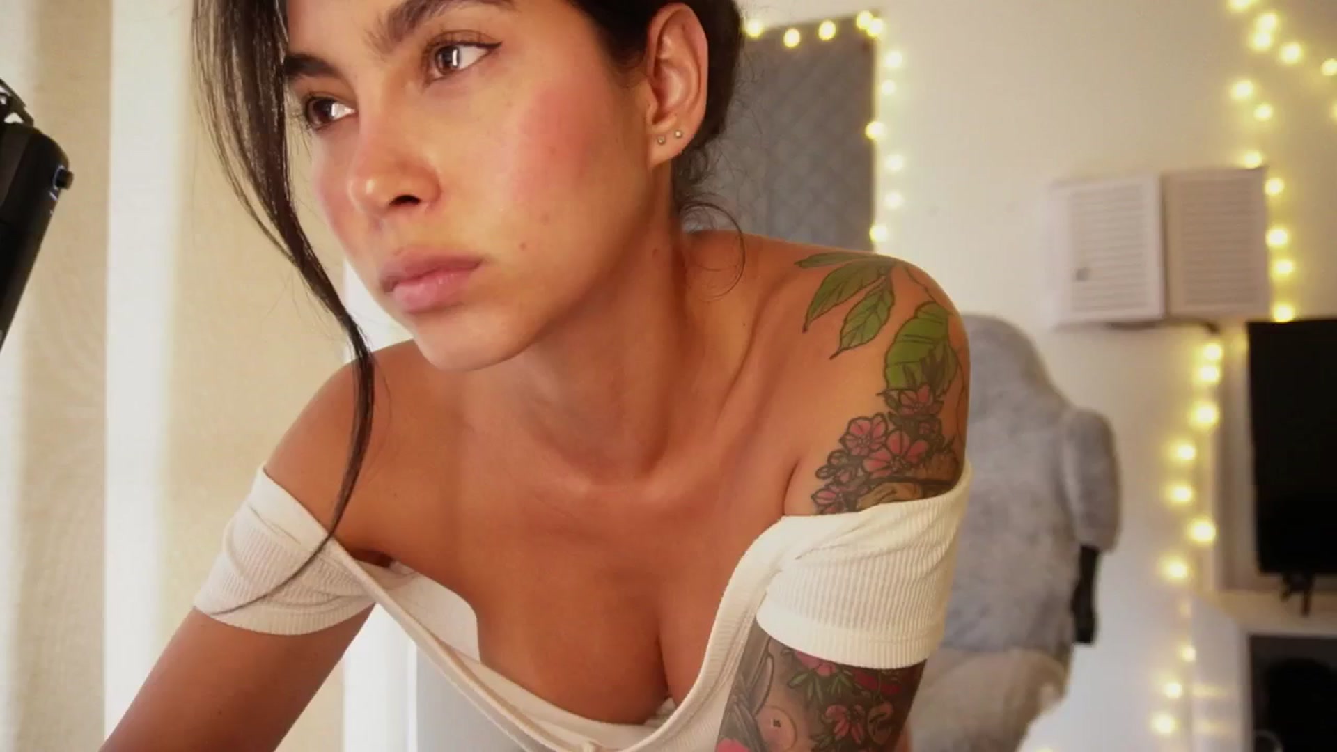 Gallery image thumbnail from Ramonarios's myfreecams stream on, 04/08/2026, 21:12 image 1 of 20
