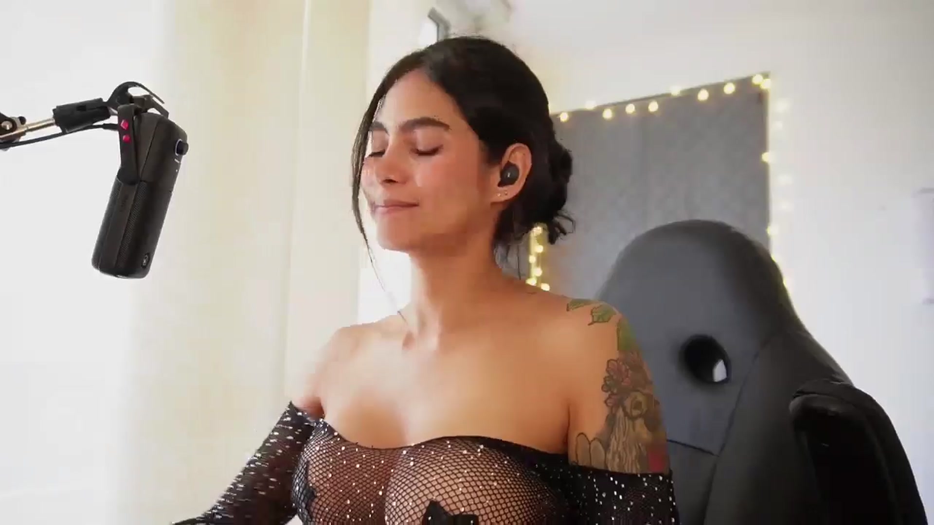 Gallery image thumbnail from Ramonarios's myfreecams stream on, 04/20/2026, 17:39 image 16 of 20