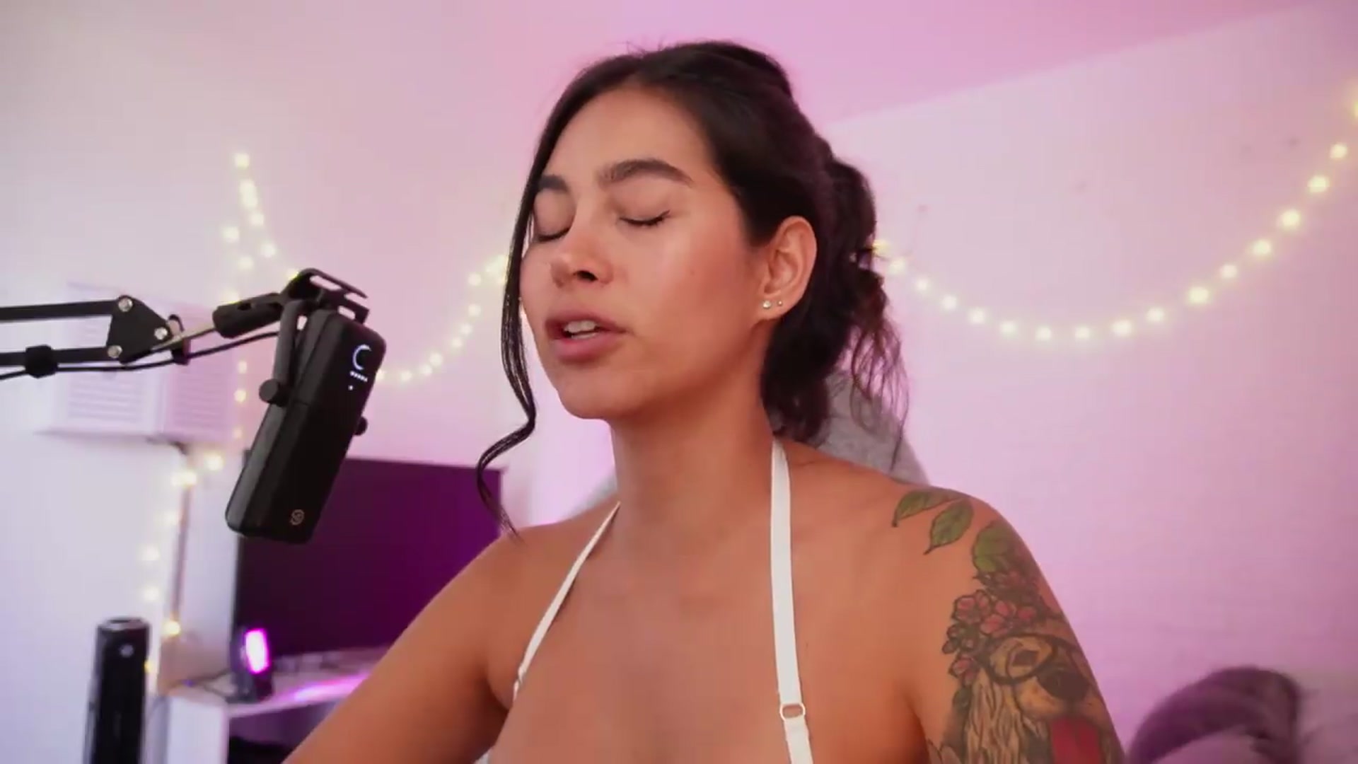 Gallery image thumbnail from Ramonarios's myfreecams stream on, 08/13/2026, 19:45 image 9 of 20