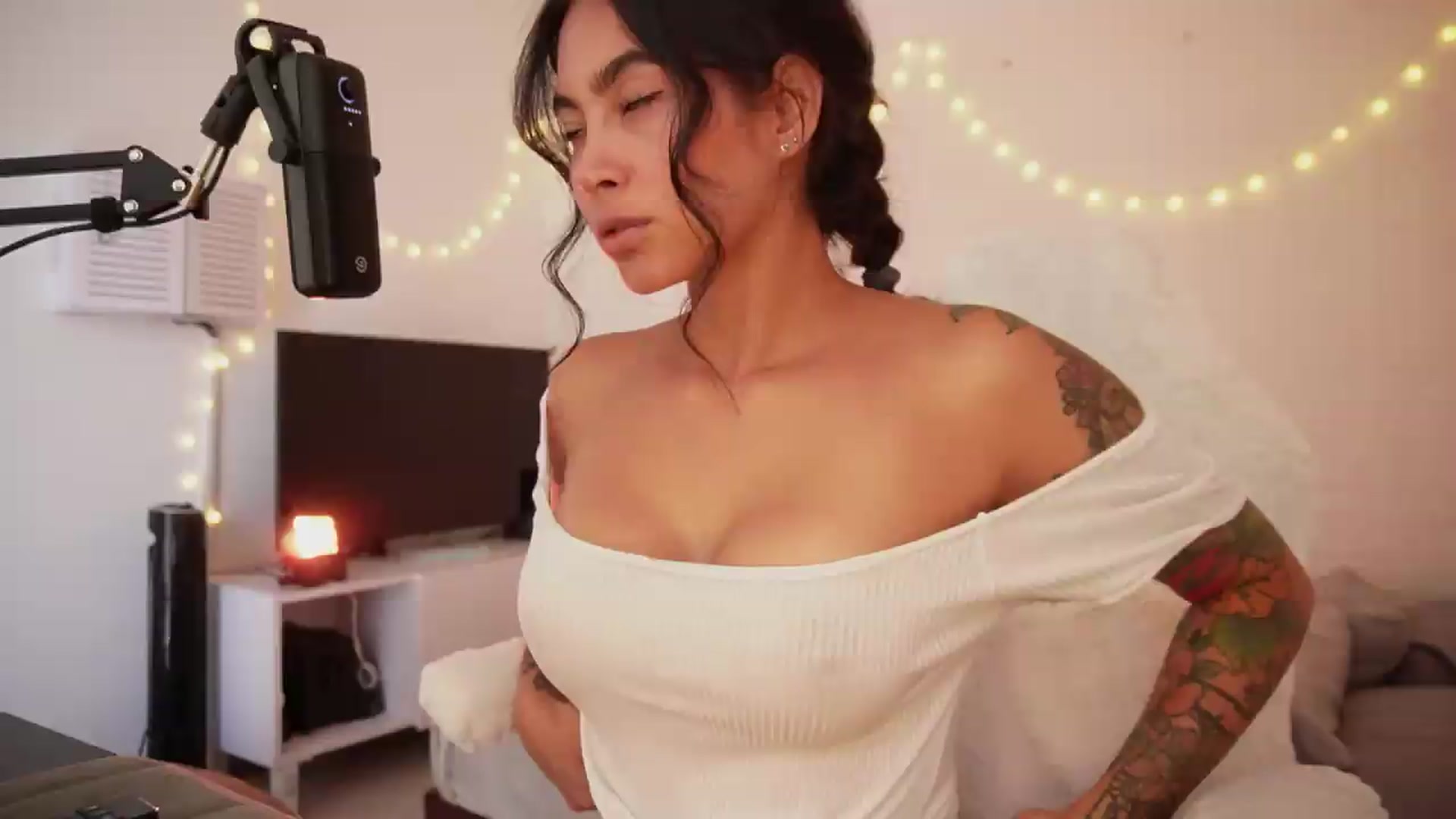 Gallery image thumbnail from Ramonarios's myfreecams stream on, 08/25/2026, 17:18 image 1 of 20